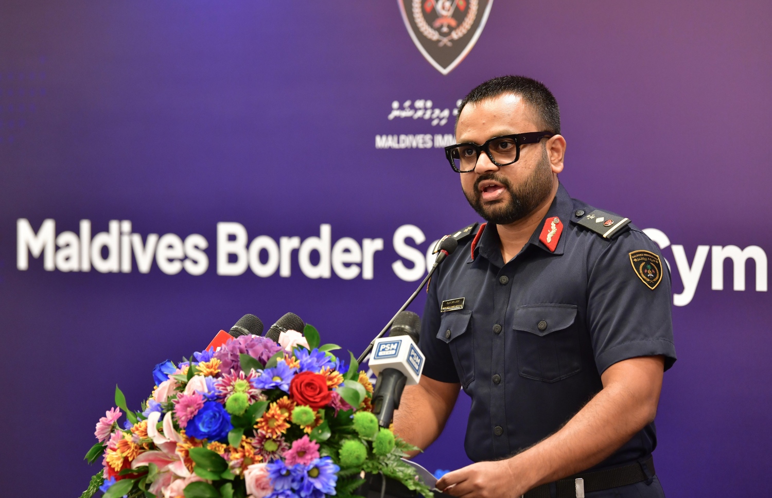 ރާއްޖޭގެ ފުރަތަމަ ބޯޑާ ސެކިއުރިޓީ ސިމްޕޯޒިއަމް ފެށުމުގެ ގޮތުން ބޭއްވި ރަސްމިއްޔާތުގައި އިމިގްރޭޝަންގެ ކޮންޓްރޯލާ މުހައްމަދު އަހްމަދު ހުސެއިން (ހަނަފީ) ވާހަކަދައްކަވަނީ -- ފޮޓޯ: ނިޝާން އަލީ | މިހާރު