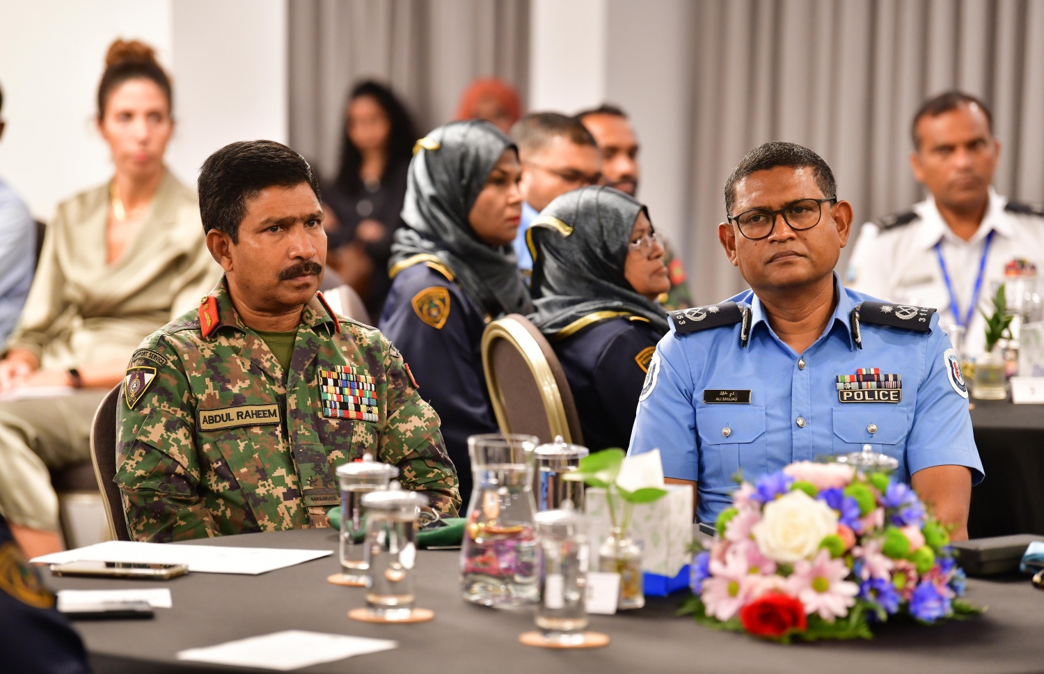 ރާއްޖޭގެ ފުރަތަމަ ބޯޑާ ސެކިއުރިޓީ ސިމްޕޯޒިއަމް ފެށުމުގެ ގޮތުން ބޭއްވި ރަސްމިއްޔާތުގައި ފުލުހުންނާއި ސިފައިންގެ ބައެއް އިސްވެރިން -- ފޮޓޯ: ނިޝާން އަލީ | މިހާރު