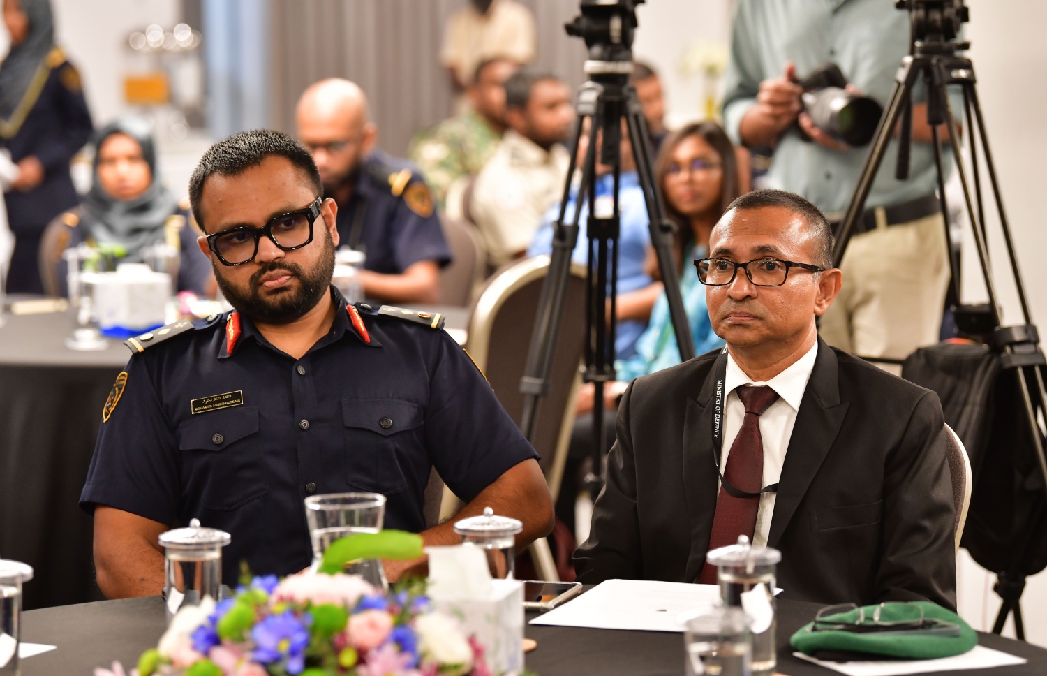 ރާއްޖޭގެ ފުރަތަމަ ބޯޑާ ސެކިއުރިޓީ ސިމްޕޯޒިއަމް ފެށުމުގެ ގޮތުން ބޭއްވި ރަސްމިއްޔާތުގައި ޑިފެންސް މިނިސްޓްރީގެ ޑެޕިއުޓީ މިނިސްޓަރު ހަސަން ޒަމީލް އާއި އިމިގްރޭޝަންގެ ކޮންޓްރޯލާ މުހައްމަދު އަހްމަދު ހުސެއިން (ހަނަފީ) -- ފޮޓޯ: ނިޝާން އަލީ | މިހާރު