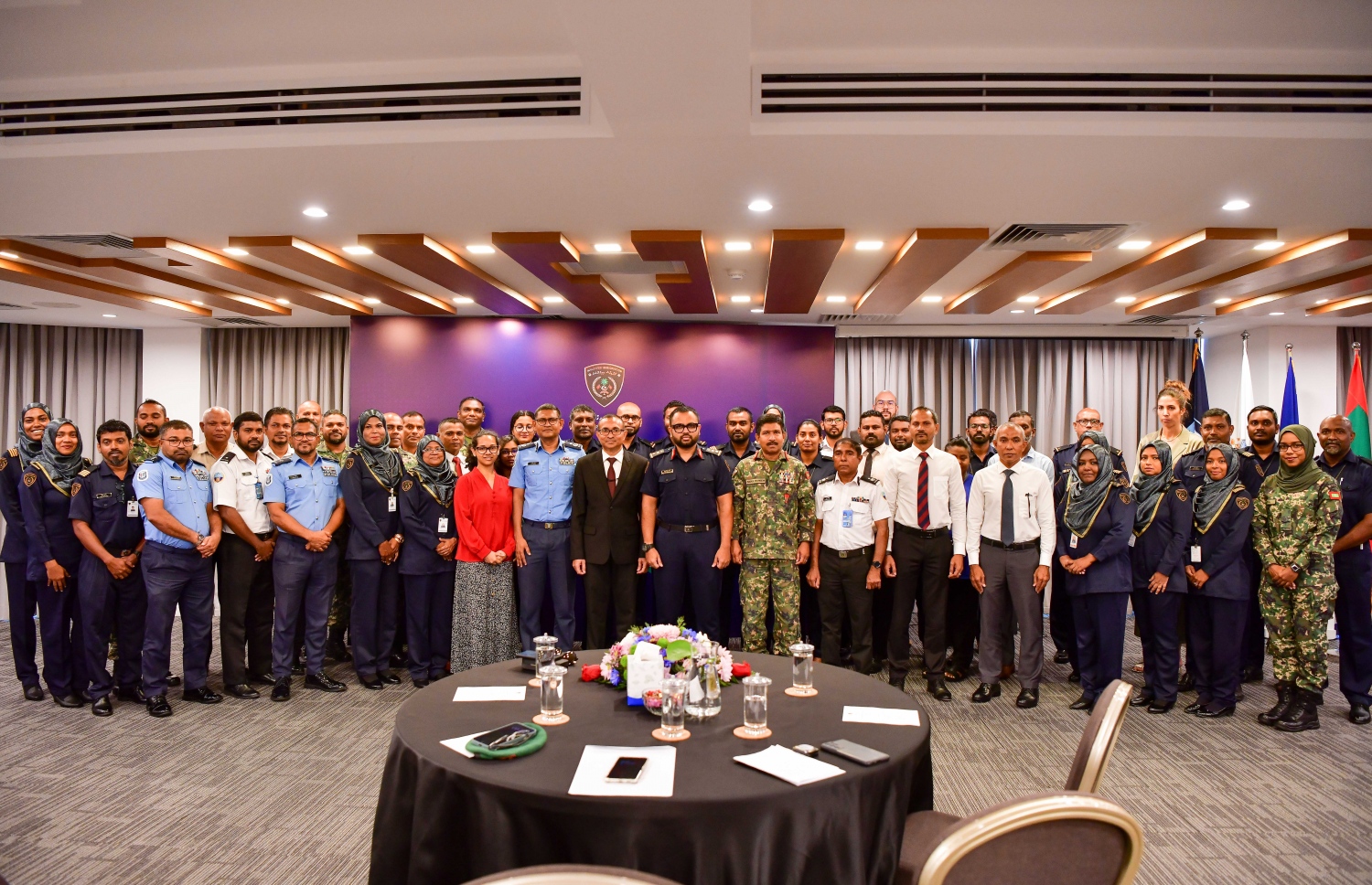 ރާއްޖޭގެ ފުރަތަމަ ބޯޑާ ސެކިއުރިޓީ ސިމްޕޯޒިއަމްގައި ބައިވެރިވާ ކަމާބެހޭ އިދާރާތަކުން ބޭފުޅުން ފޮޓޯއަކަށް ހުއްޓިގެން -- ފޮޓޯ: ނިޝާން އަލީ | މިހާރު