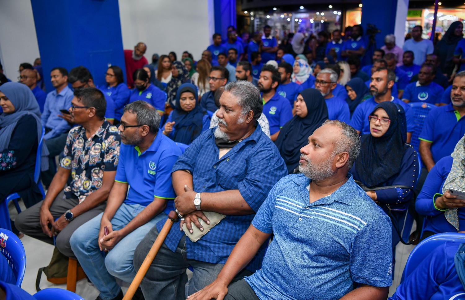 މަޖީދީމަގު ސްކައިފޯ ކުރިމަތީގައި ހެދި އެމްއެންޕީގެ އާ ޖަގަހަ ހުޅުވުމަށް ބޭއްވި ރަސްމިއްޔާތުގައި އެ ޕާޓީގެ މެމްބަރުން -- ފޮޓޯ: ފަޔާޒް މޫސާ | މިހާރު