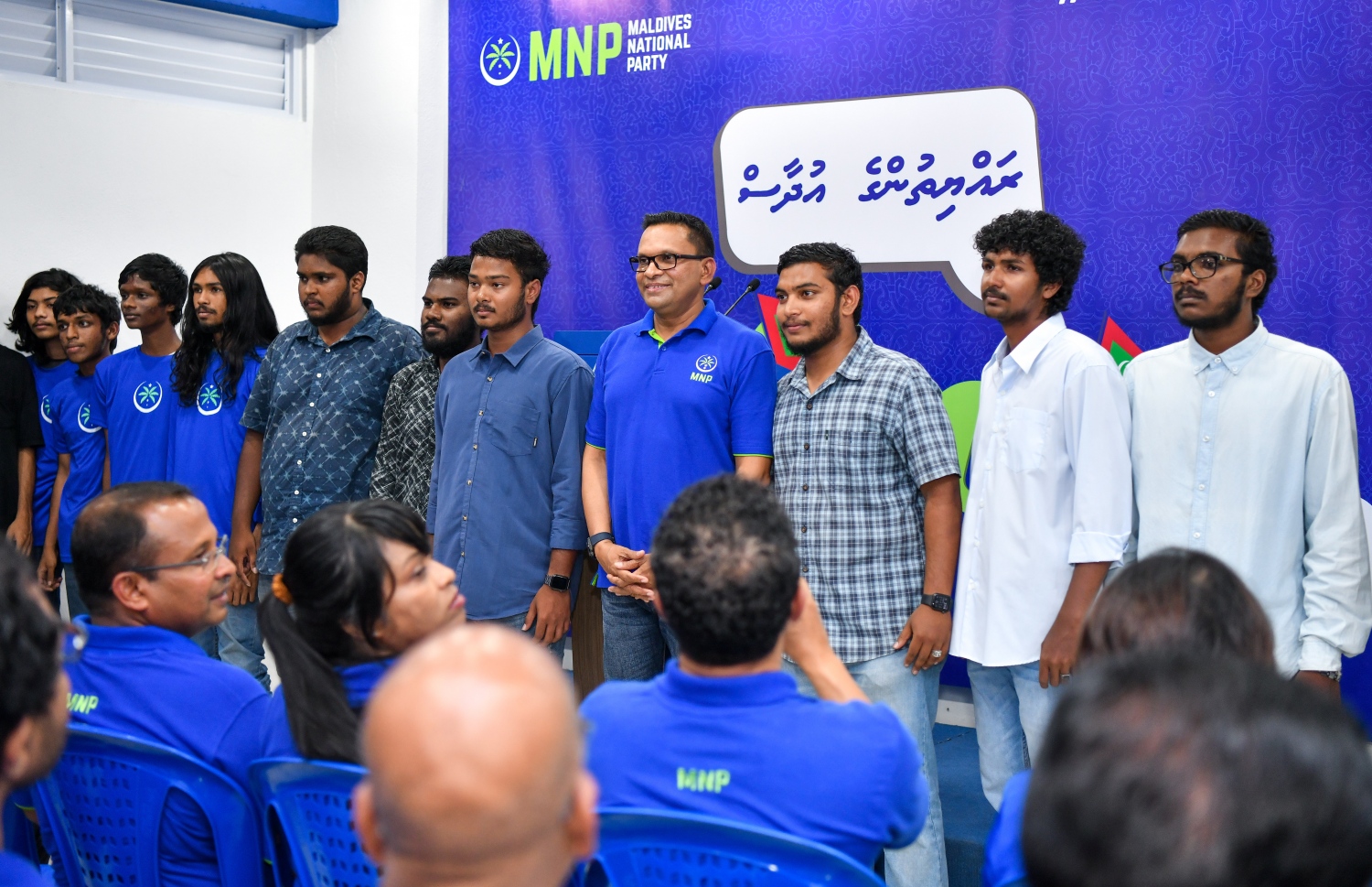މަޖީދީމަގު ސްކައިފޯ ކުރިމަތީގައި ހެދި އެމްއެންޕީގެ އާ ޖަގަހަ ހުޅުވުމަށް ބޭއްވި ރަސްމިއްޔާތުގައި އެ ޕާޓީއަށް އަލަށް ގުޅުނު ބައެއް ޒުވާނުންނާ އެކު ނާޒިމް ފޮޓޯއަކަށް ހުއްޓިގެން -- ފޮޓޯ: ފަޔާޒް މޫސާ | މިހާރު
