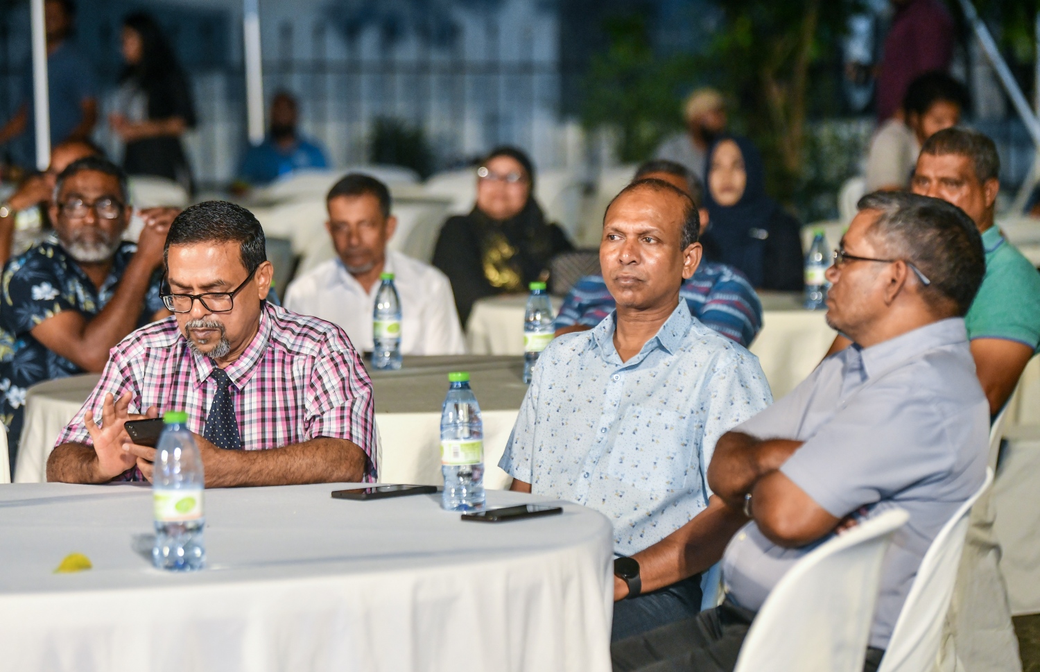ރަނގަޅަށް ބޭނުން ނުކުރެވި އޮތް ގަލޮޅު ސިޓީ ޕާކް ތަރައްގީކުރުމާ ގުޅޭގޮތުން ރައްޔިތުންގެ ހިޔާލާއި މަޝްވަރާ ހޯދުމަށް އެ ޕާކުގައި ބޭއްވި ޖަލްސާގައި ބައިވެރި ބައެއް މީހުން -- ފޮޓޯ: ފަޔާޒް މޫސާ | މިހާރު