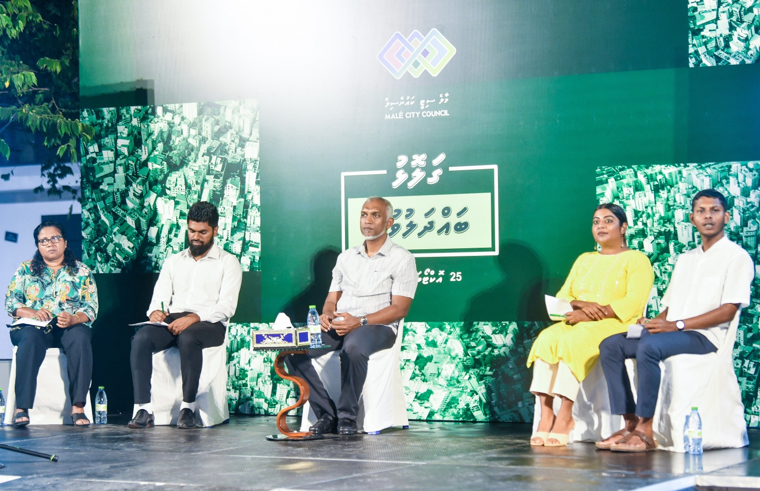 ރަނގަޅަށް ބޭނުން ނުކުރެވި އޮތް ގަލޮޅު ސިޓީ ޕާކް ތަރައްގީކުރުމާ ގުޅޭގޮތުން ރައްޔިތުންގެ ހިޔާލާއި މަޝްވަރާ ހޯދުމަށް އެ ޕާކުގައި ބޭއްވި ޖަލްސާގައި މާލޭ ސިޓީ ކައުންސިލުގެ މެމްބަރުން -- ފޮޓޯ: ފަޔާޒް މޫސާ | މިހާރު