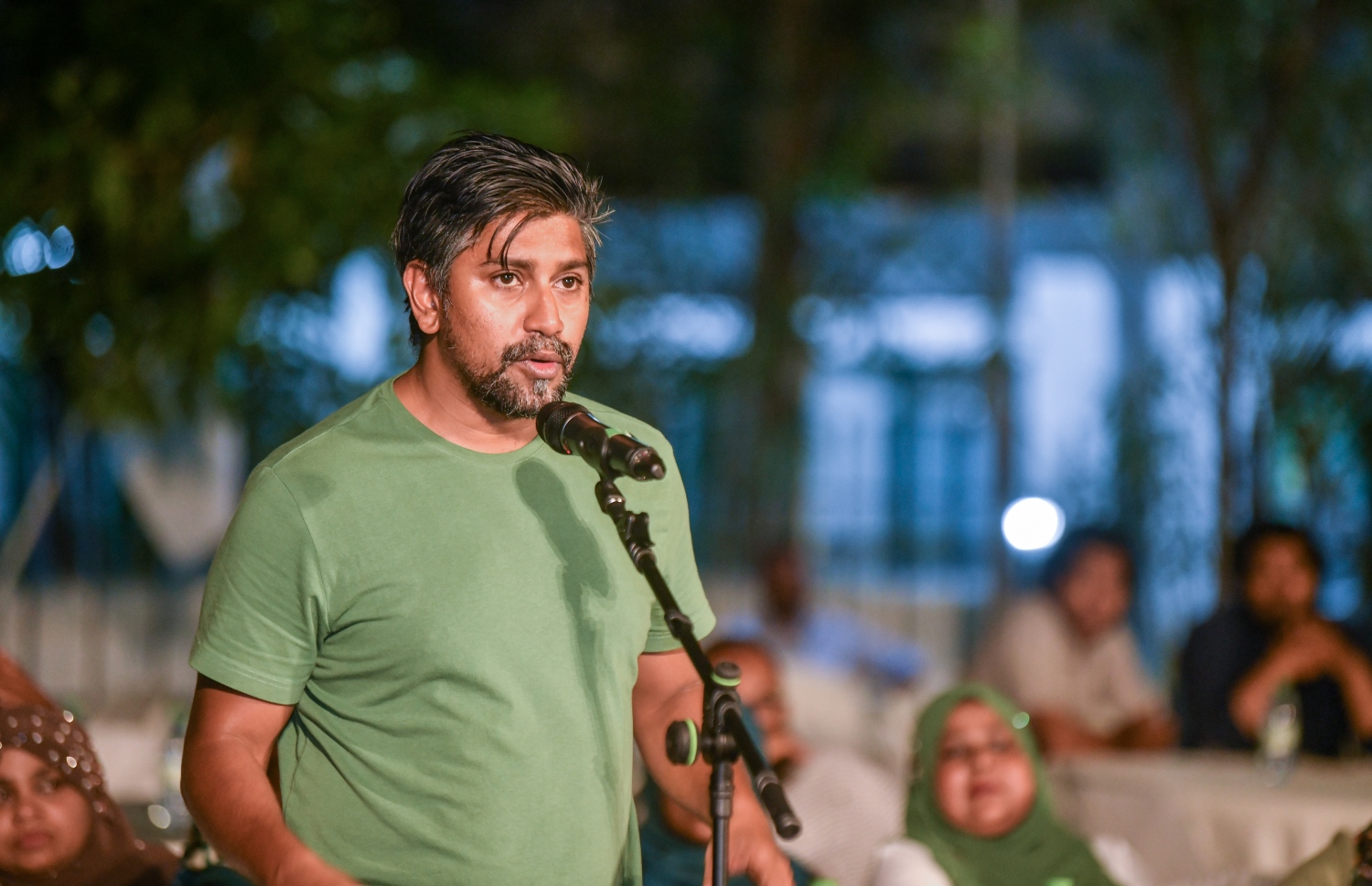 ރަނގަޅަށް ބޭނުން ނުކުރެވި އޮތް ގަލޮޅު ސިޓީ ޕާކް ތަރައްގީކުރުމާ ގުޅޭގޮތުން ރައްޔިތުންގެ ހިޔާލާއި މަޝްވަރާ ހޯދުމަށް އެ ޕާކުގައި ބޭއްވި ޖަލްސާގައި އާންމުންގެ މީހަކު ހިޔާލު ހުށަހަޅަނީ -- ފޮޓޯ: ފަޔާޒް މޫސާ | މިހާރު