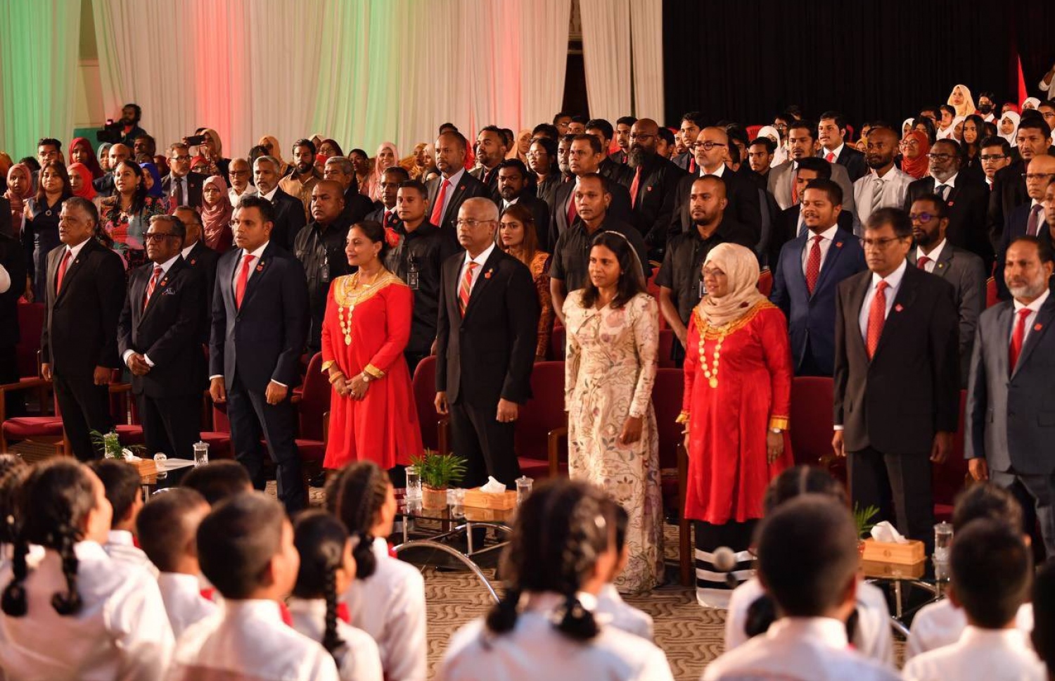 މަޖީދިއްޔާ ސްކޫލަށް 95 އަހަރު ފުރުމުގެ މުނާސަބަތުގައި ބޭއްވި ޖަލްސާގައި ރައީސް އިބްރާހިމް މުހައްމަދު ސޯލިހާއި ނައިބް ރައީސް ފައިސަލް ނަސީމްގެ އިތުރުން އެޑިއުކޭޝަން މިނިސްޓަރު ރޭ ބައިވެރިވެ ވަޑައިގަންނަވަނީ.