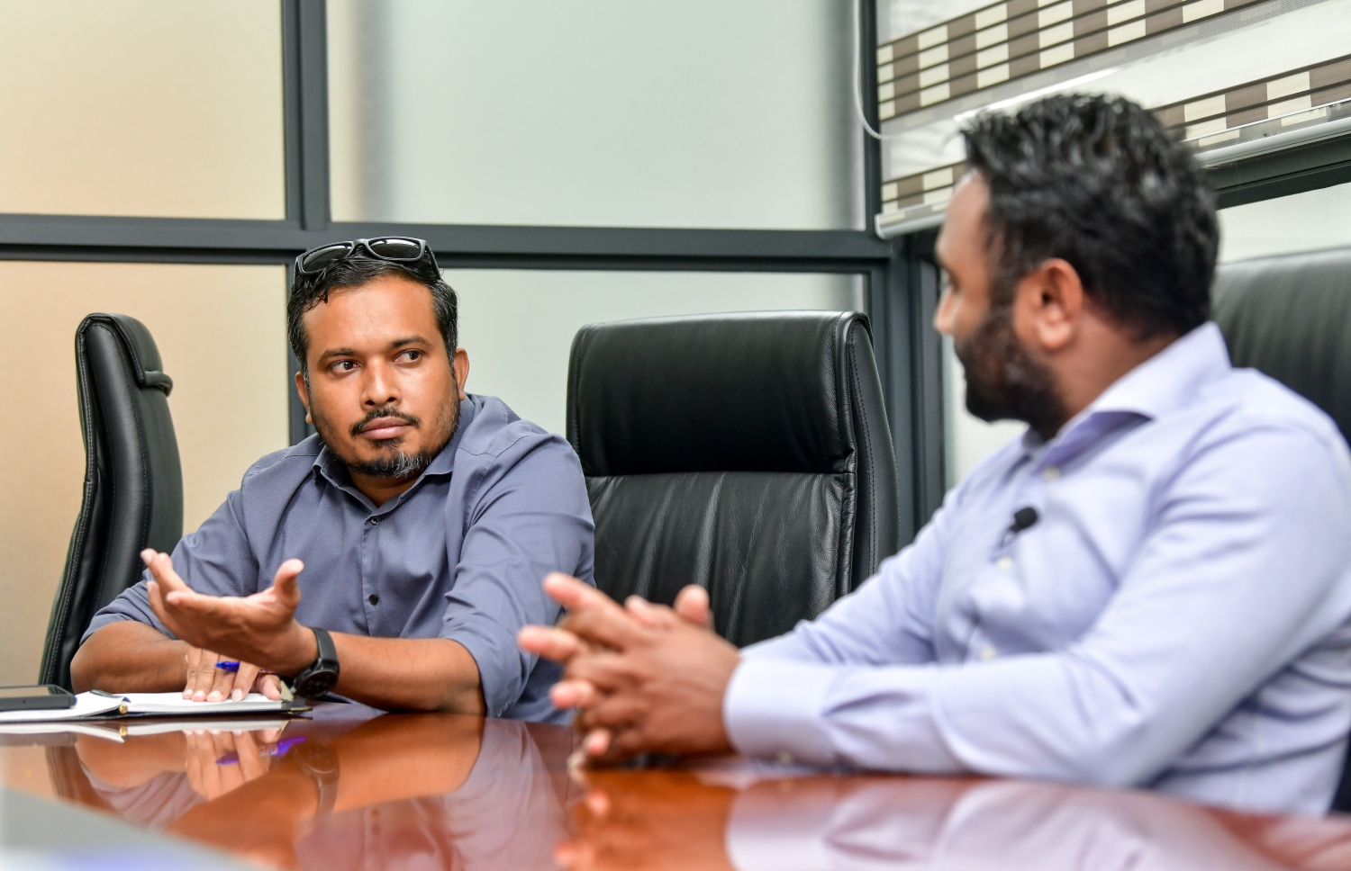 އެމްޓީޑީސީގެ އެމްޑީ ތަޒްމީލް، މިދިޔަ ހަފުތާގެ ބުރާސްފަތި ދުވަހު "މިހާރު" އަށް ދެއްވި އިންޓަވިއުގެ ތެރެއިން، އެ ކުންފުނީގެ ޗީފް ފައިނޭންސް އޮފިސަރު އިބްރާހިމް ލަތީފާ މަޝްވަރާ ކުރައްވަނީ: ކުންފުނި މިހާރު ހިންގަނީ ފައިދާގައި ކަމަށް ވިދާޅުވި.---ފޮޓޯ: ނިޝާން އަލީ| މިހާރު