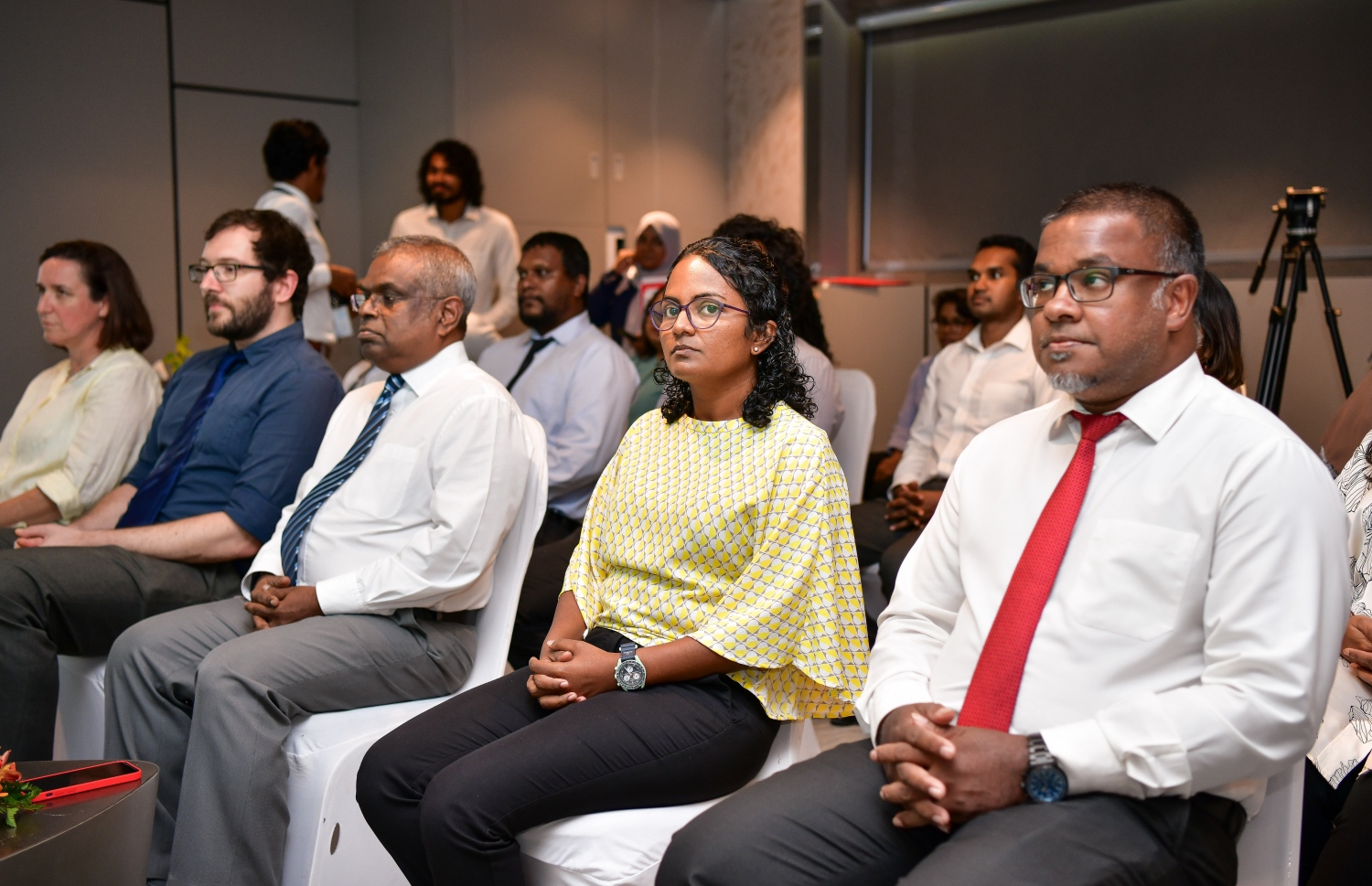 ރާއްޖޭގެ ރެޑް ލިސްޓަށް އިތުރުކުރި މުރަކައިގެ ބާވައްތައް ހާމަކުރުމަށް ބޭއްވި ހާއްސަ ރަސްމިއްޔާތުގައި ތިމާވެއްޓާ ބެހޭ މިނިސްޓަރު އައިޝަތު ޝައުނާ އާއި މިނިސްޓްރީގެ އިސްވެރިން ބައިވެރިވެވަޑައިގަންނަވަނީ -- ފޮޓޯ: ފަޔާޒް މޫސާ | މިހާރު