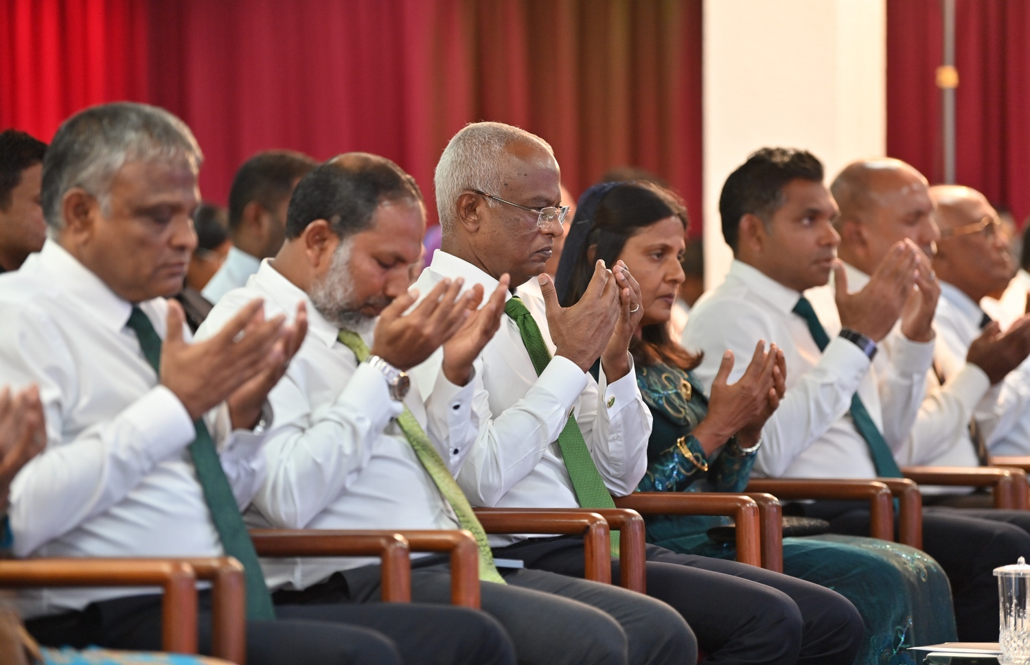 ރާއްޖެ އިސްލާމްވި ދުވަހުގެ ޖަލްސާގައި ކުރި ހާއްސަ ދުއާގައި ރައީސް އިބްރާޙިމް މުހަމަދު ސޯލިހުގެ ދެކަނބަލުންނާއި އާއި ސަރުކާރުގެ އެހެން އިސްވެރިން ބައިވެރިވެވަޑައިގަންނަވަނީ -- ފޮޓޯ: ރައީސް އޮފީސް