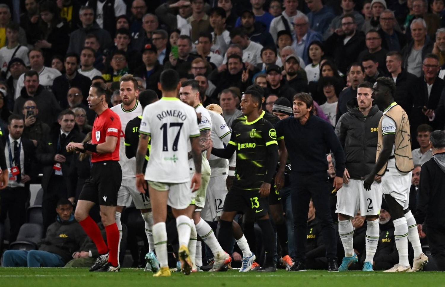 ކޭން ޖެހި ގޯލު ބަލައި ނުގަތުމާ ގުޅިގެން ހިތްހަމަ ނުޖެހުން ފާޅުކުރުމުން ޓޮޓެންހަމްގެ ކޯޗު ކޮންޓޭ އަށް ރަތް ކާޑު ދެއްކުމަށް ފަހު.-- ފޮޓޯ: އޭއެފްޕީ