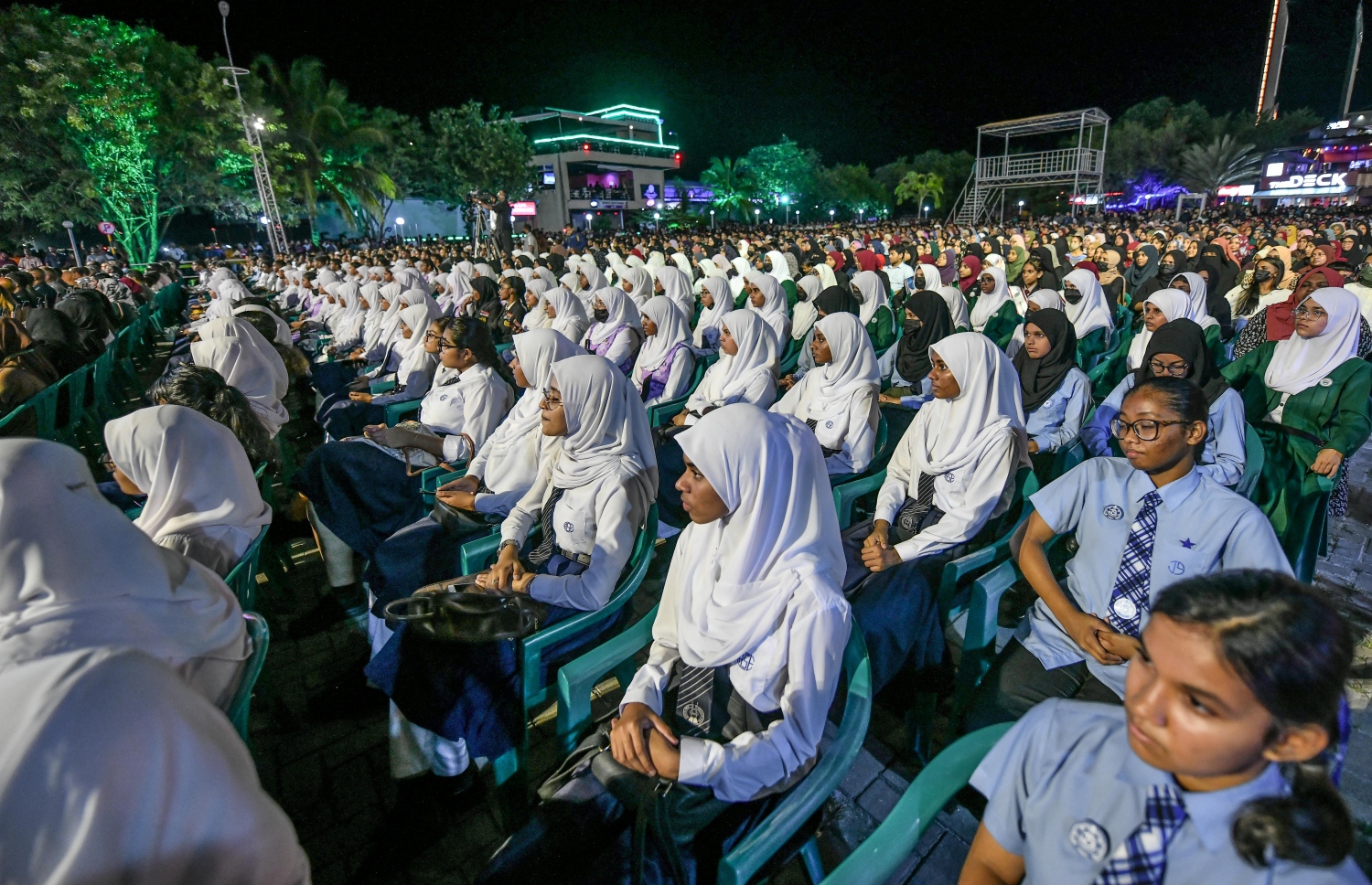 މާލޭ ކާނިވަލުގައި ބޭއްވި، ދީނީ އިލްމުވެރިޔާ މުފްތީ މެންކްގެ ދަރުސް އަޑުއަހަން ދިޔަ ބައެއް ސްކޫލް ކުދިން -- ފޮޓޯ: ނިޝާން އަލީ | މިހާރު