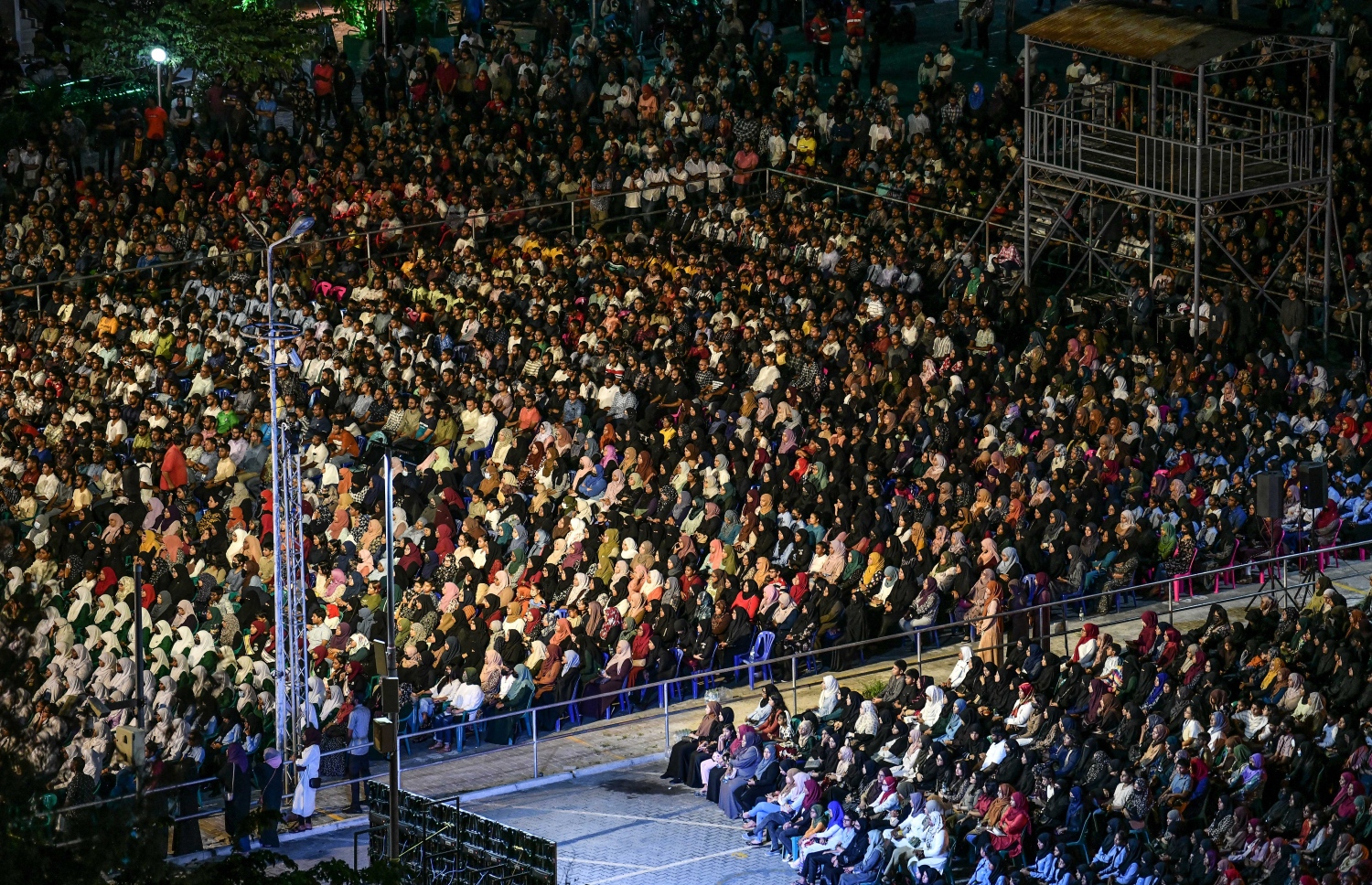 ދީނީ އިލްމުވެރިޔާ މުފްތީ މެންކްގެ ދަރުސް އަޑުއަހަން ކާނިވަލަށް ދިޔަ މީހުން އެތަން ފުރާލައިފައި -- ފޮޓޯ: ނިޝާން އަލީ | މިހާރު