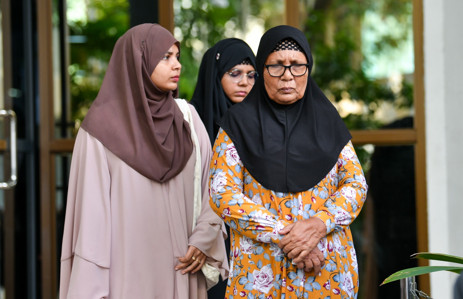 ރަޝީދުގެ ޕޯސްޓްމޯޓަމް ހެދުމާ ގުޅޭ މައްސަލަ މިދިޔަ ހޮނިހިރު ދުވަހު ސިވިލް ކޯޓުގައި ކުރިއަށް ގެންދިޔައިރު، އޭނާގެ މަންމަ (ކ) އާއި އާއިލާގެ ބައެއް މީހުން އެ ކޯޓުގެ ބޭރުގައި މަޑުކޮށްލައިގެން.---ފޮޓޯ: ފަޔާޒު މޫސާ| މިހާރު