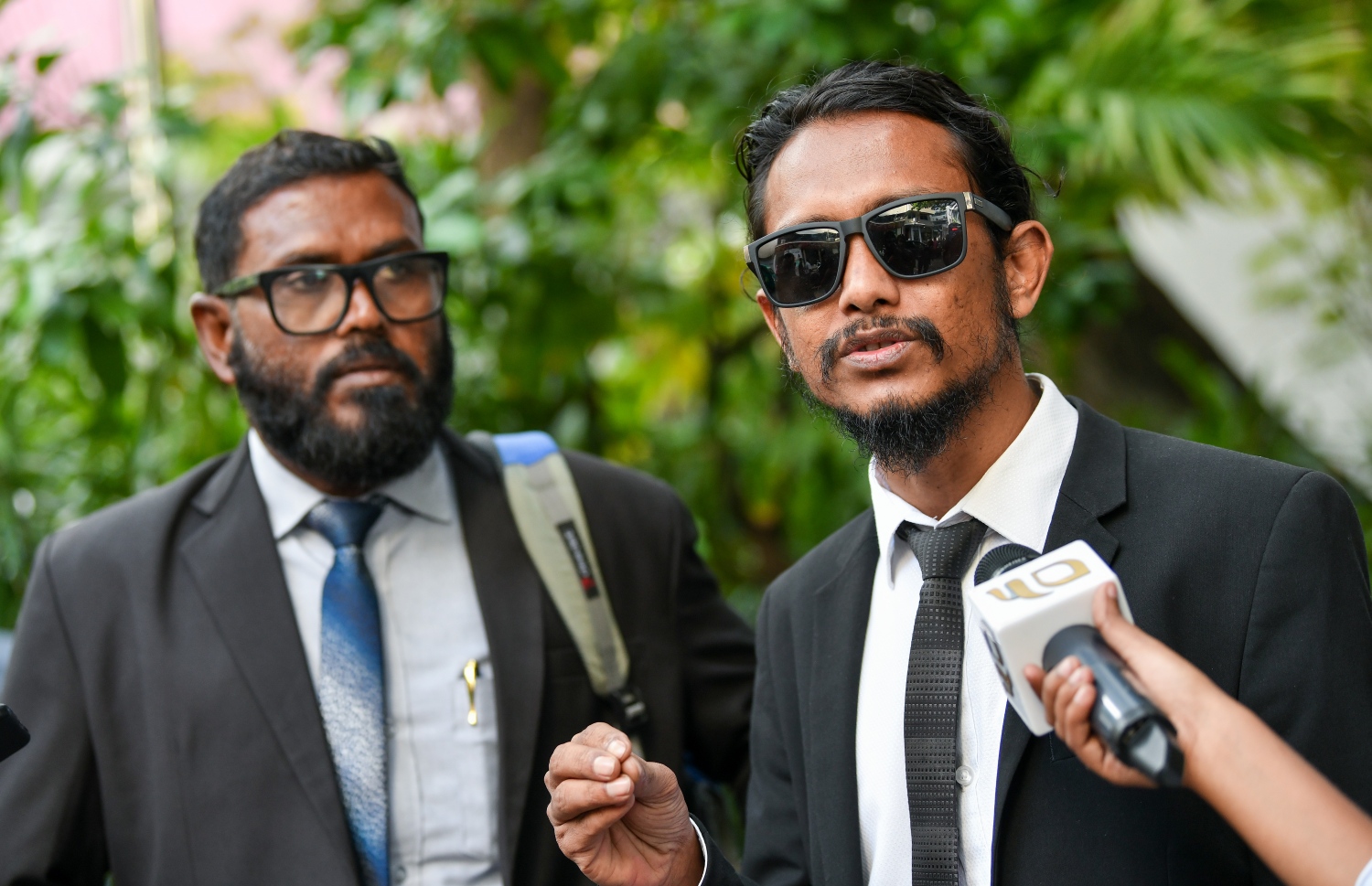 ރަޝީދުގެ އާއިލާގެ ވަކީލުން ނޫސްވެރިންނަށް މައުލޫމާތު ދެނީ: ރަޝީދުގެ ހަށިގަނޑު ބޭރަށް ފޮނުވުމުގެ ކުރިން ކޯޓުން ގޮތެއް ނިންމާނެ ކަމަށް ވަކީލުން ވިދާޅުވޭ -- ފޮޓޯ: ފަޔާޒް މޫސާ | މިހާރު