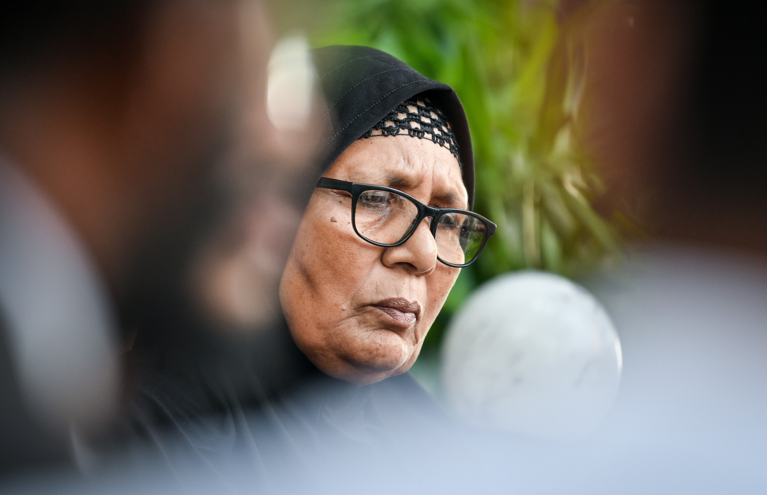 ރަޝީދުގެ މަންމަ ކޯޓު ބޭރުގައި މިއަދު މަޑުކޮށްލައިގެން: ބޭރަށް ފޮނުވައިގެން ޕޯސްޓްމޯޓަމް ނުހަދައި އާއިލާ އިން ބޭނުން ވަނީ ވީހާވެސް އަވަހަކަށް ހަށިގަނޑު ވަޅުލަން. -- ފޮޓޯ: ފަޔާޒް މޫސާ | މިހާރު