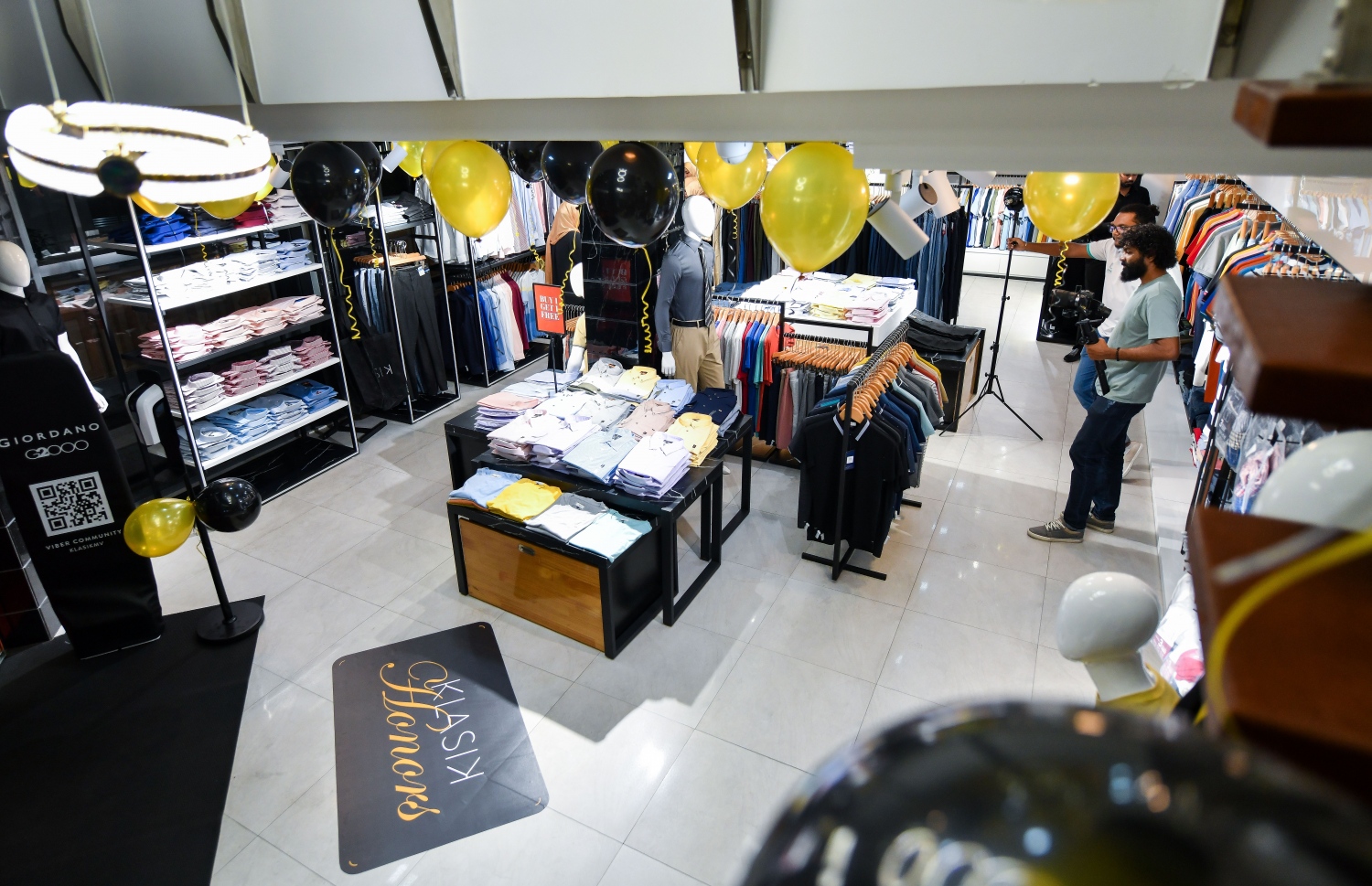 ކްލެސިކު ފިހާރައިގެ އެތެރެ. އެ ފިހާރައިގައި އަންހެން އަދި ފިރިހެން ހެދުން ހުރޭ. -- ފޮޓޯ: ފަޔާޒް މޫސާ | މިހާރު