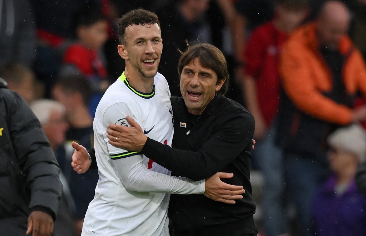 ފަހު ވަގުތު މޮޅު ވުމުން ޓޮޓެންހަމްގެ ކޯޗު ކޮންޓޭ، އެޓީމުގެ އިވާން ޕެރިސިޗާ އެކު އުފާފާޅުކުރަނީ.-- ފޮޓޯ: އޭއެފްޕީ