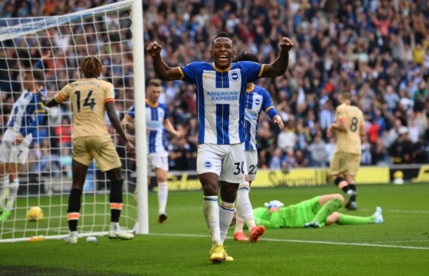 ބްރައިޓަންގެ ތިންވަލަ ލަނޑާ އެކު، އެޓީމުގެ ޕާވިސް އެސްޓުޕިނާން އުފާފާޅޫކުރަނީ. ޗަލޮބާ ފައިގައި ޖެހިފައި ބޯޅަ ބައިކޮޅަށް ވަނީ އެސްޓުޕިނާން ނަގައިދިން ހުރަހެއްގައި.-- ފޮޓޯ: އޭއެފްޕީ