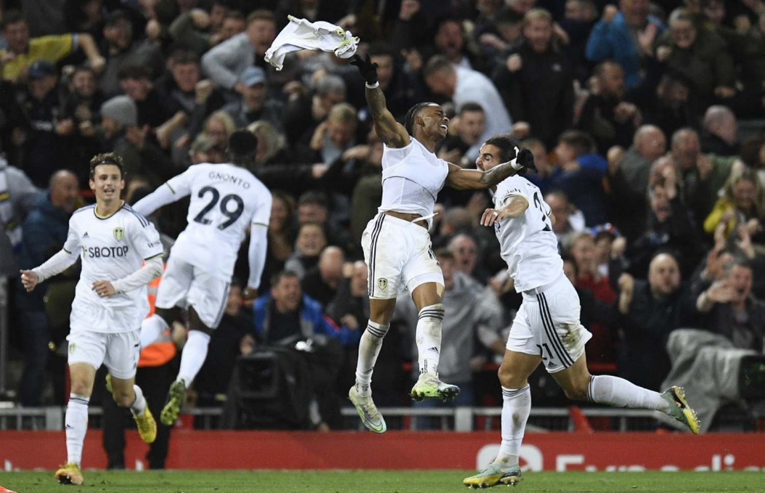 ސަމާވިލް ލިވަޕޫލް ބަލިކުރި ލަނޑު ޖެހުމަށް ފަހު އުފާފާޅޫކުރަނީ.-- ފޮޓޯ: އޭއެފްޕީ