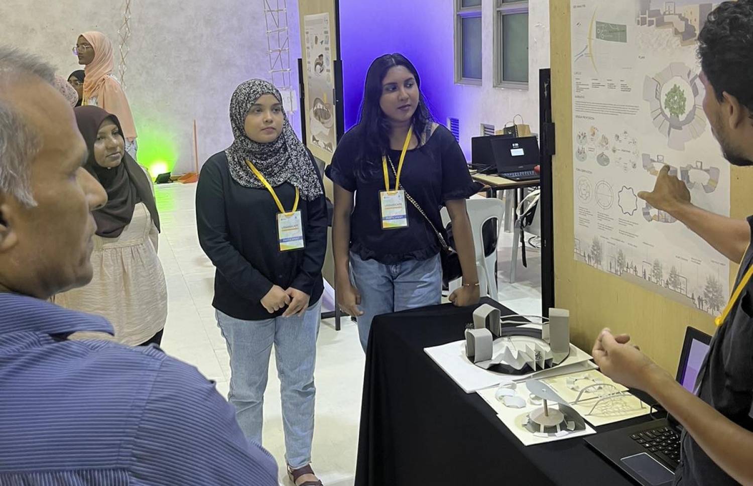 މުބާރާތް ނިންމުމުގެ ރަސްމިއްޔާތުގައި ބައިވެރިވި ފަރާތްތްކަށް ދަރިވަރުންގެ ޑިޒައިންތައް ދައްކާލަނީ ---ފޮޓޯ: އެމްއެންޔޫ