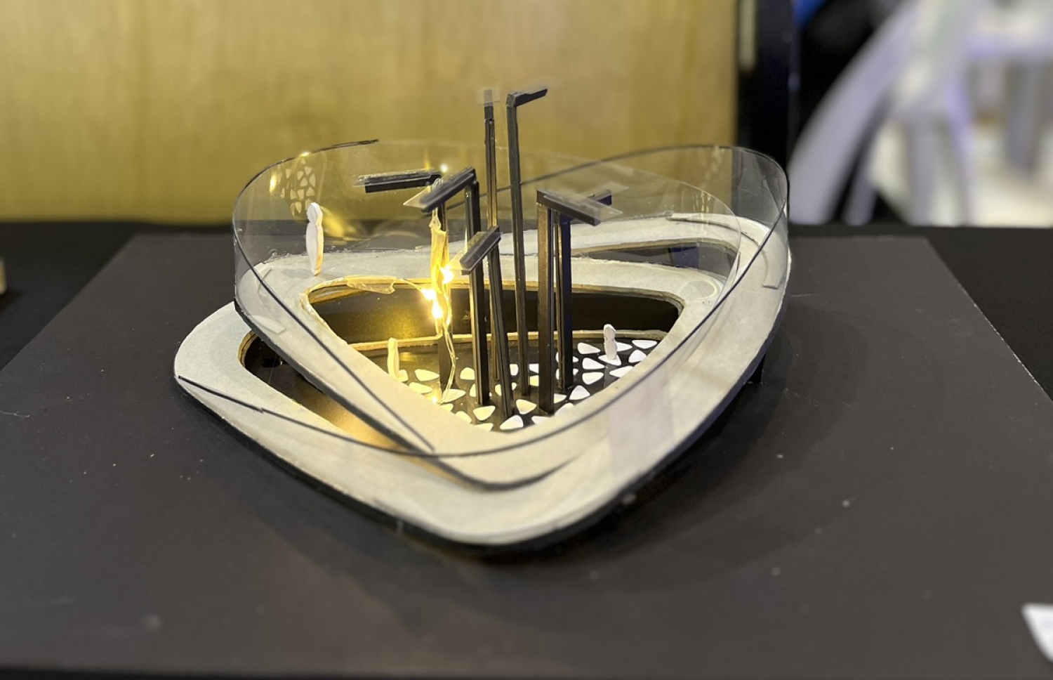 އެއް ވަނަ އަށް ދިޔަ ޓީމުން ތައްޔާރުކޮށްފައިވާ ޑިޒައިންގެ މޮޑެލް އެއް ---ފޮޓޯ: އެމްއެންޔޫ