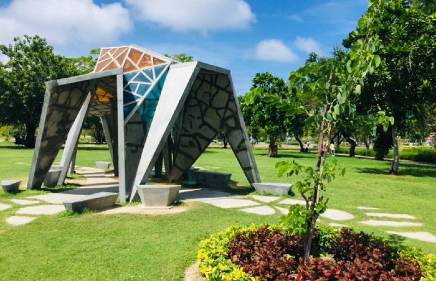 މީގެ ކުރިން އެމްއެންޔޫ ފެސްޓުގެ ދަރިވަރުންތަކެއް ޑިޒައިން ކުރި ބިނާ އެއް ސެންޓްރަލް ޕާކުގައި