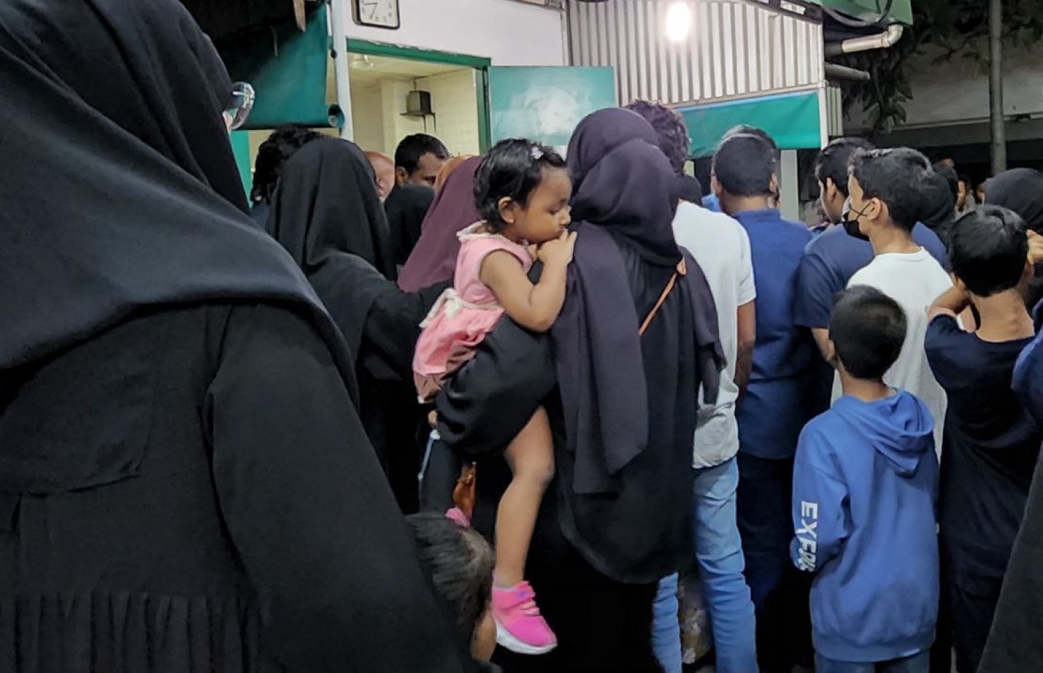 އަބްދުﷲ ރަޝީދުގެ މޫނު ބަލަން މޯޗަރީ އަށް މިރޭ ޖަމާވި ބައެއް މީހުން.--- ފޮޓޯ: މިހާރު