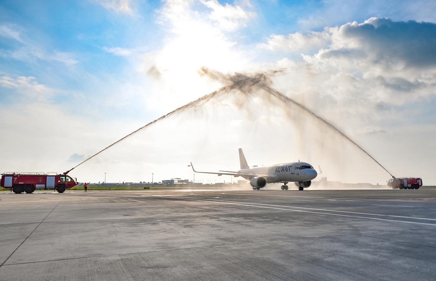 އިއްޔެ ވީއައިއޭ އަށް ޖެއްސި ކުވައިތު އެއާވޭސްގެ ފްލައިޓަށް ވޯޓާ ސެލިއުޓުން މަރުހަބާ ކިޔަނީ --ފޮޓޯ: ވީއައިއޭ