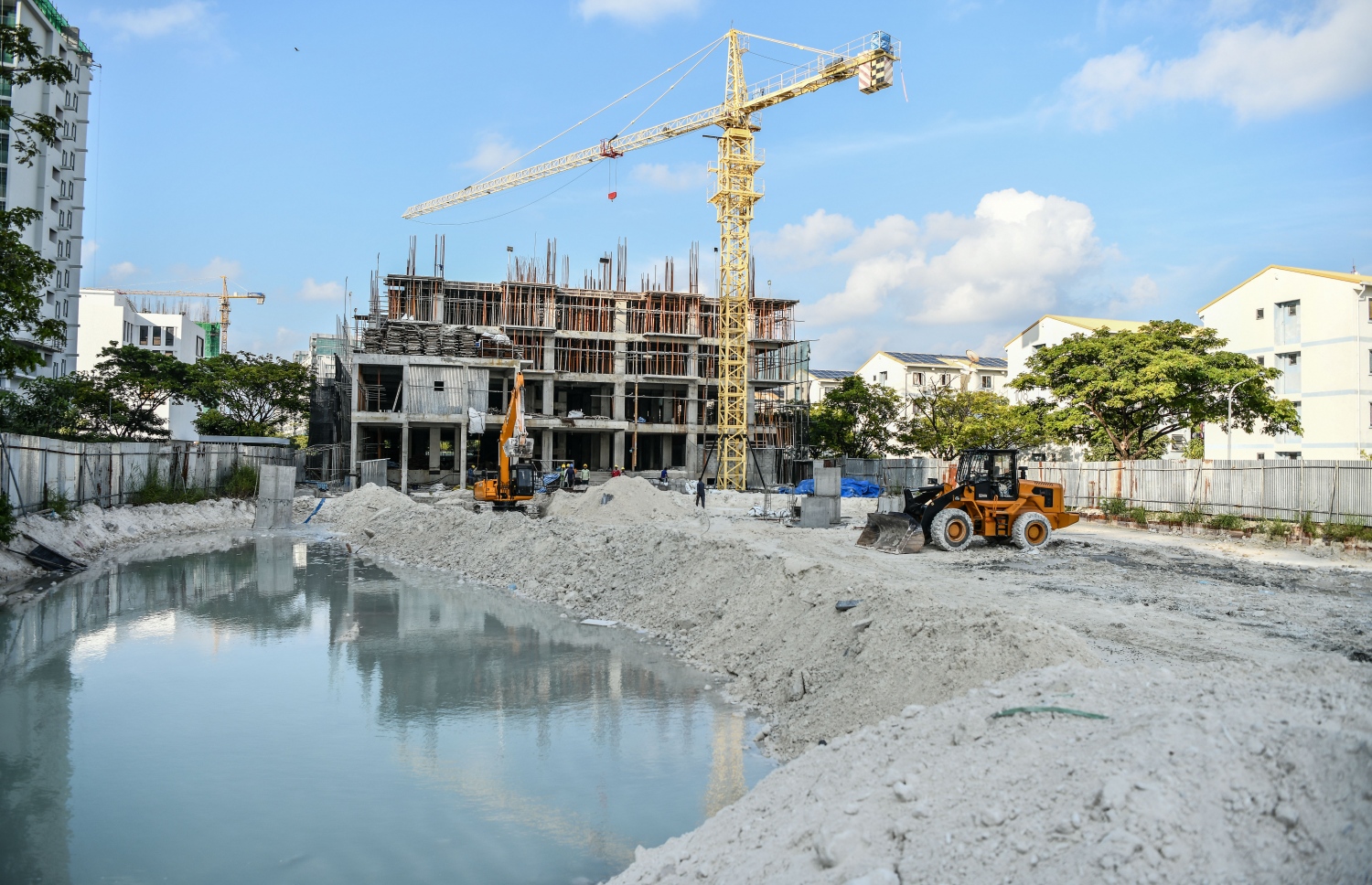 މި ސަރުކާރުން އެޕޯލޯ ހޯލްޑިންގްސްއާ ހަވާލުކޮށްގެން ހުޅުމާލޭގައި ހަދަމުން އަންނަ ޓަވަރެއްގެ މަސައްކަތް ކުރިއަށް ދަނީ -- ފޮޓޯ: ނިޝާން އަލީ | މިހާރު