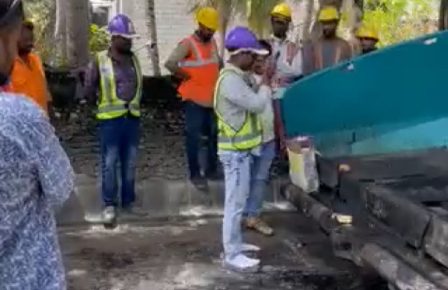 އައްޑޫގެ މަގުތަކުގައި ތާރު އަޅަން ހަވާލު ކޮށްފައިވާ އިންޑިއާގެ އެފްކޮން ކުންފުނިން ހިތަދޫގައި އެ މަސައްކަތް ފަށަން ހިންދޫ ދީނުގެ އަޅުކަމެއް އިއްޔެ ކުރަނީ.