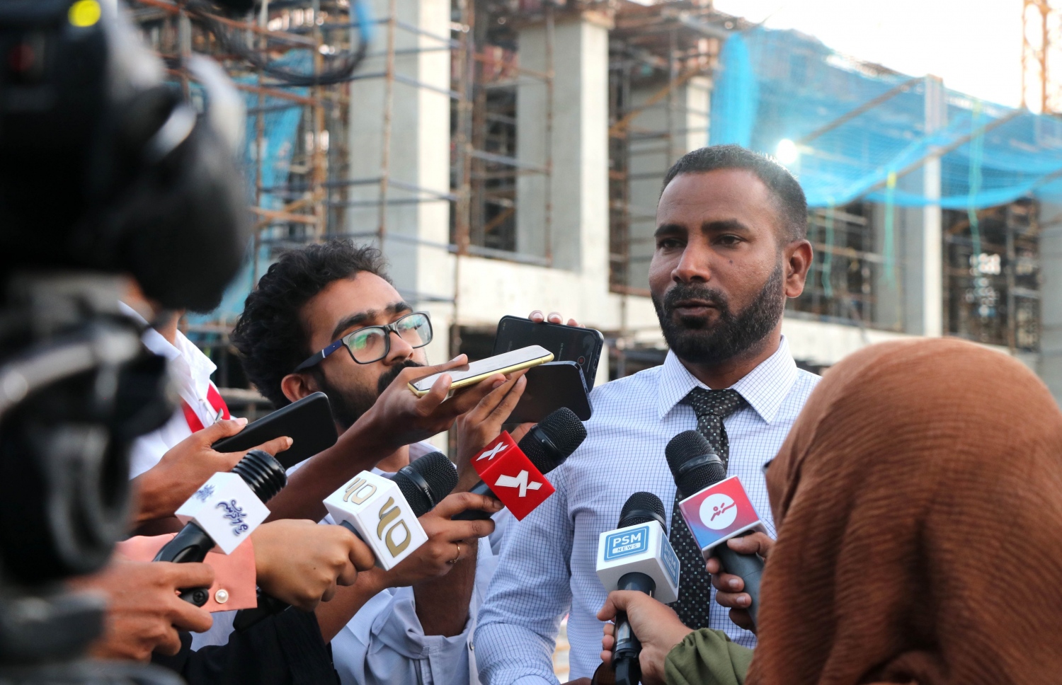 މި ސަރުކާރުން ހިންގާ ބޯހިޔާވަހިކަމުގެ މަޝްރޫއުތަކާ ގުޅޭގޮތުން ހައުސިން މިނިސްޓްރީގެ ސީނިއާ އެގްޒެކެޓިވް ޑައިރެކްޓަރު މުހައްމަދު އާރިފް ނޫސްވެރިންނަށް މައުލޫމާތު ދެއްވަނީ -- ފޮޓޯ: ހައުސިން މިނިސްޓްރީ