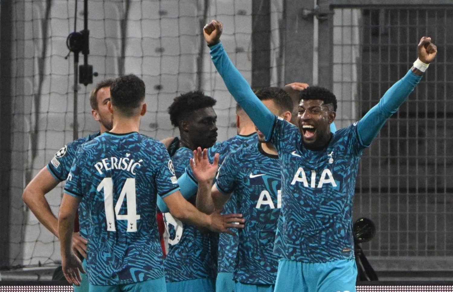 މެޗުން މޮޅުވި ލަނޑު ޖެހުމަށް ފަހު ޓޮޓެންހަމްގެ ކުޅުންތެރިން އުފާފާޅުކުރަނީ.-- ފޮޓޯ: އޭއެފްޕީ