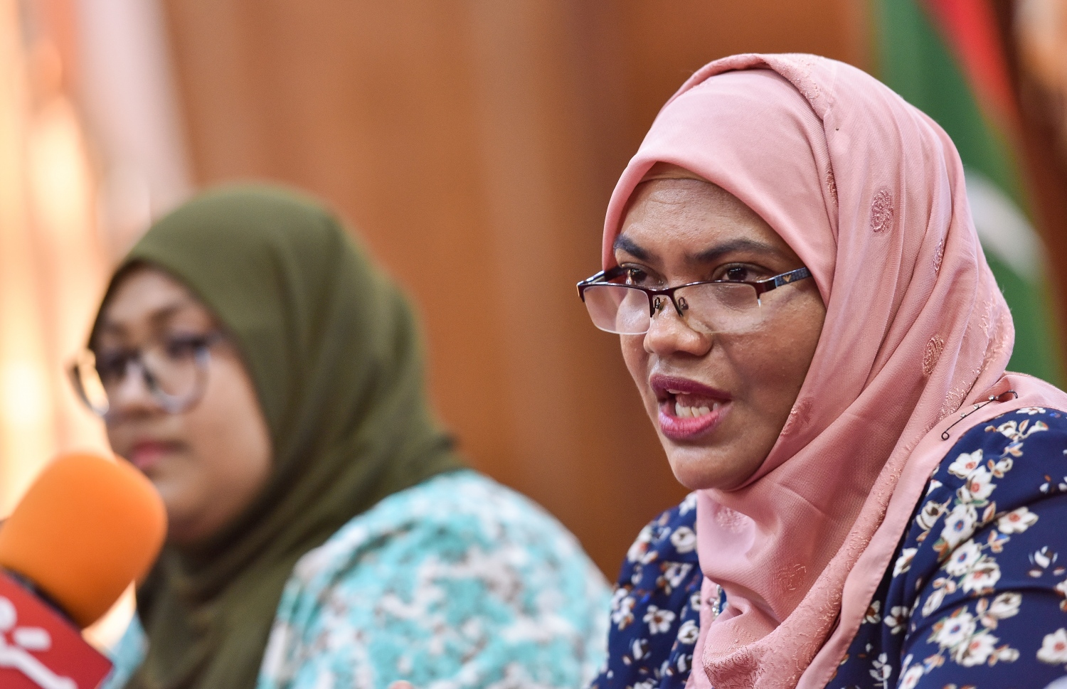 ނޫސްވެރިންގެ ބައްދަލުވުމުގައި އެފްއެޗްޓީއެސްގެ ޑީން ޒީނަތު ވާހަކަ ދައްކަވަނީ-- ފޮޓޯ: ފަޔާޒް މޫސާ | މިހާރު