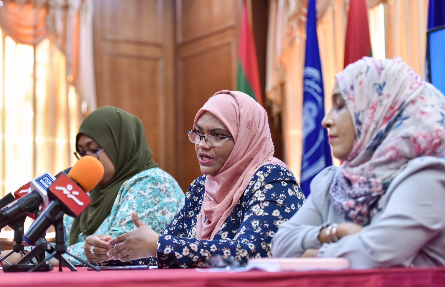 ނޫސްވެރިންގެ ބައްދަލުވުމުގައި އެފްއެޗްޓީއެސްގެ ޑީން ޒީނަތު ވާހަކަ ދައްކަވަނީ-- ފޮޓޯ: ފަޔާޒް މޫސާ | މިހާރު