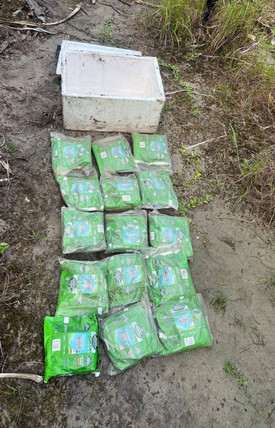 މަސްތުވާތަކެތި ހޯދަން ގދ. ހޯނޑެއްދޫގައި ހިންގަމުން އަންނަ އޮޕަރޭޝަންގައި، ވަޅުލާފައި ހުއްޓާ ފެނުނު މަސްތުވާތަކެތީގެ ޕެކެޓްތަކެއް. -- ފޮޓޯ: ޕޮލިސް