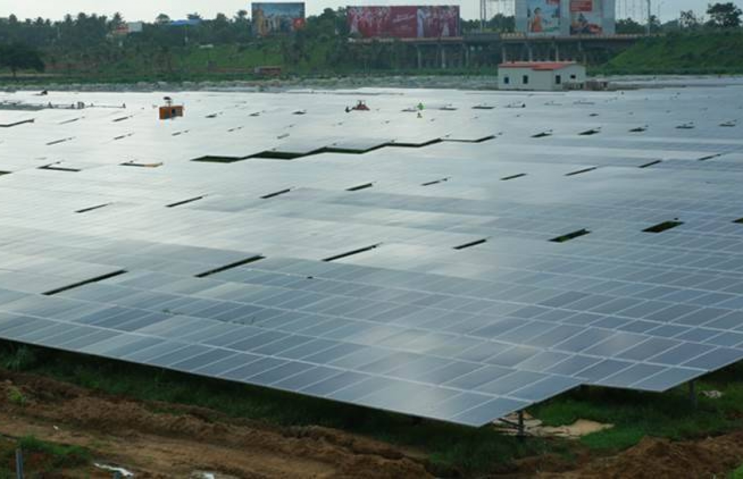 ކޮޗިން އެއާޕޯޓުގައި ހަރުކޮށްފައި ހުރި ސޯލާ ޕެނަލް ތަކެއް