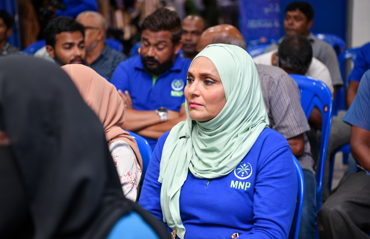 މި އަހަރުގެ ނަސްރުގެ ދުވަސް ފާހަގަކުރުމަށް އެމްއެންޕީން ބޭއްވި ޖަލްސާގައި ބައިވެރިވި ބައެއް މީހުން.---ފޮޓޯ: ނިޝާން އަލީ| މިހާރު