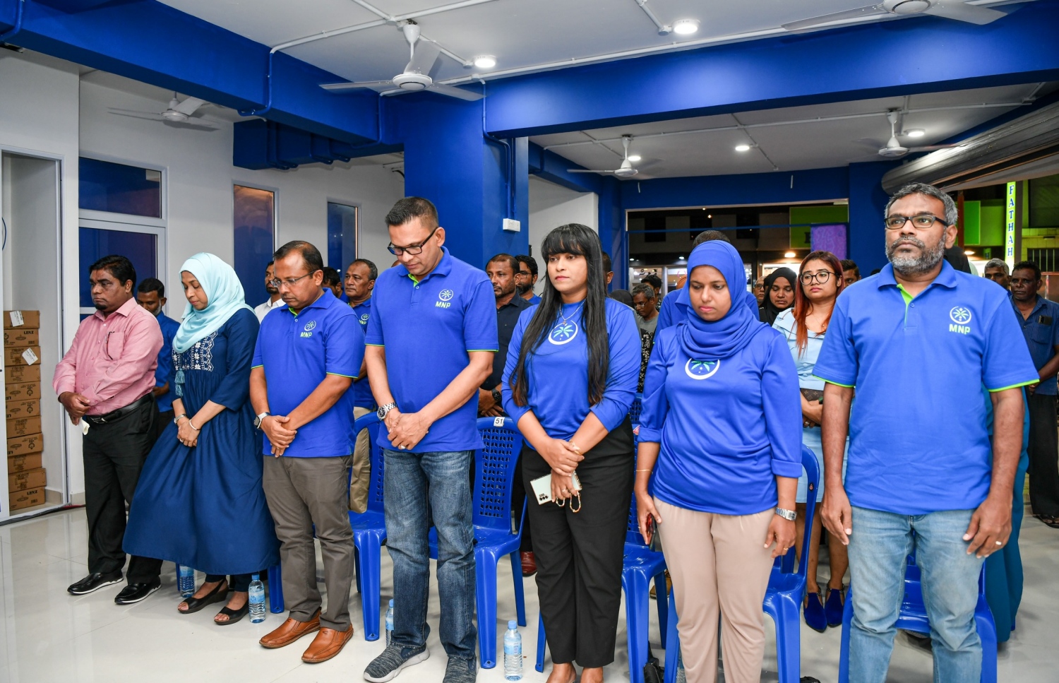 ނޮވެމްބަރު 3، 1988 ގައި ރާއްޖެ އަށް ދިން އުދުވާނީ ހަމަލާގައި ޝަހީދުވި މީހުންގެ ހަނދާނުގައި އެމްއެންޕީގެ މެމްބަރުން މިރޭ ސުކޫތެއްގައި.---ފޮޓޯ: ނިޝާން އަލީ| މިހާރު