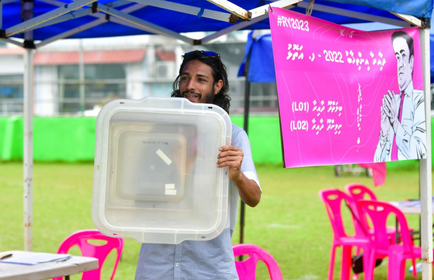 ޕީޕީއެމް/ޕީއެންސީގެ ދާއިރާތަކުގެ އިންތިހާބުގައި މާލޭގެ ވޯޓުލުން ހެންވޭރު ދަނޑުގައި ކުރިއަށް ގެންދާއިރު، އިންތިހާބީ އޮފިޝަލަކު ވޯޓު ފޮއްޓެއްގެ އެތެރެ ދައްކާލަނީ.--- ފޮޓޯ: ނިޝާން އަލީ | މިހާރު