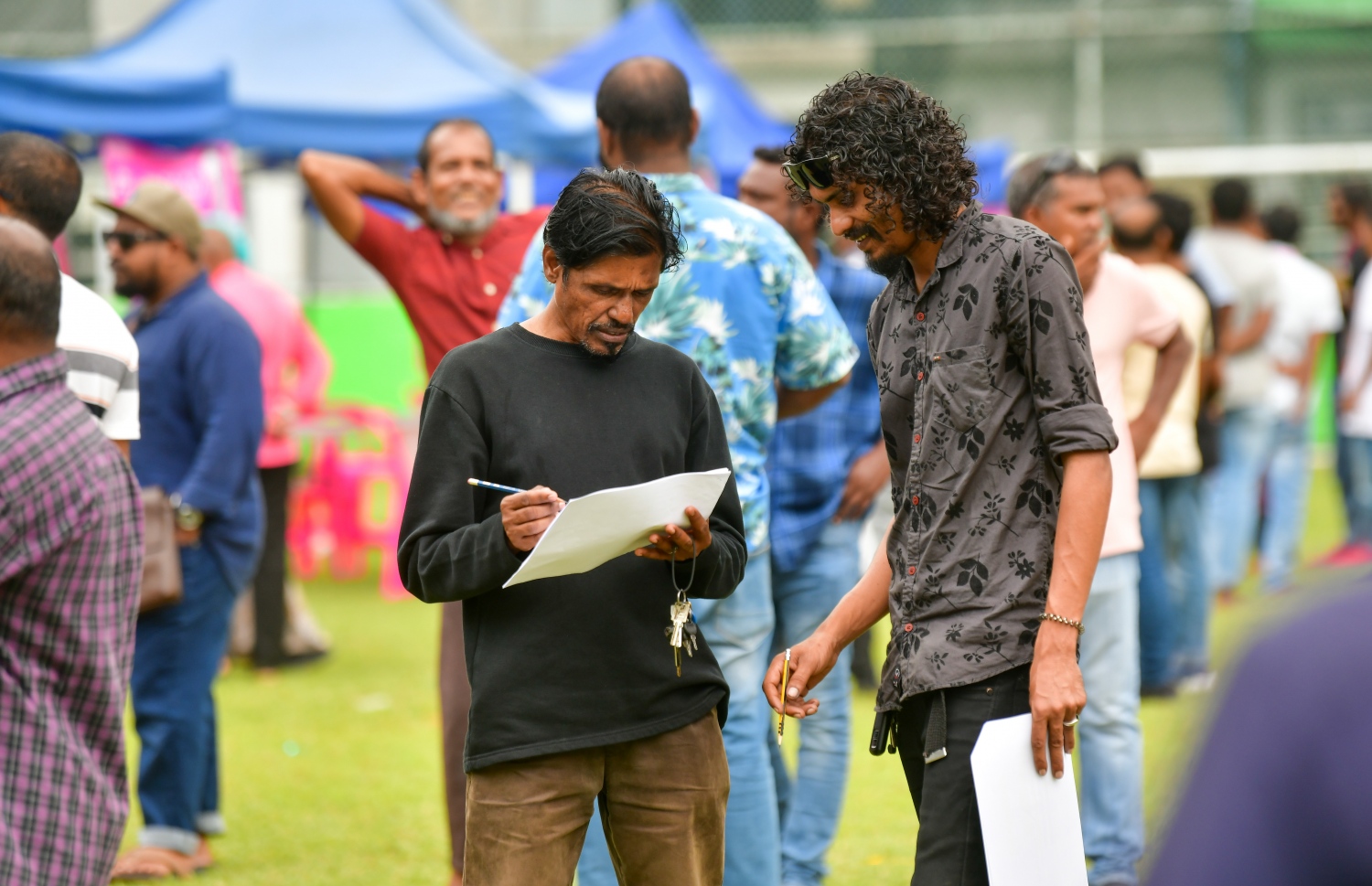 ޕީޕީއެމް/ޕީއެންސީގެ ދާއިރާތަކުގެ އިންތިހާބުގައި މާލޭގެ ވޯޓުލުން ހެންވޭރު ދަނޑުގައި ބާއްވާއިރު، ވޯޓުލާ މީހެއްގެ މައުލޫމާތު، އިންތިހާބީ އޮފިޝަލަކު ސާފުކުރަނީ.--- ފޮޓޯ: ނިޝާން އަލީ | މިހާރު