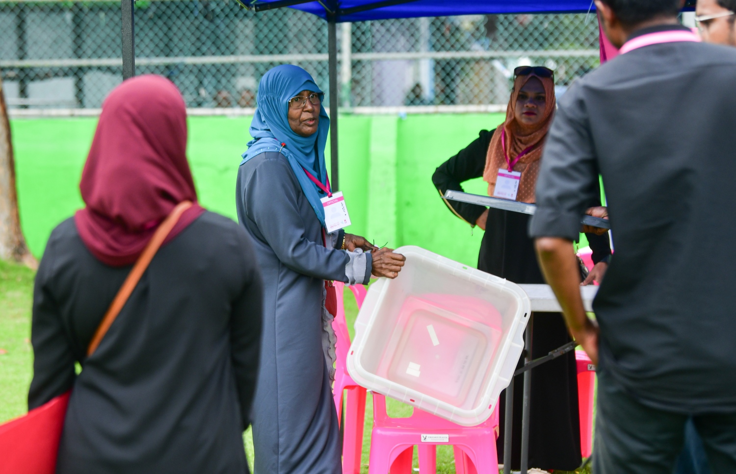 ޕީޕީއެމް/ޕީއެންސީގެ ދާއިރާތަކުގެ އިންތިހާބުގައި މާލޭގެ ވޯޓުލުމުގައި ހަރަކާތްތެރިވާ އިންތިހާބީ އޮފިޝަލުން ހެންވޭރު ދަނޑުގައި.--- ފޮޓޯ: ނިޝާން އަލީ | މިހާރު