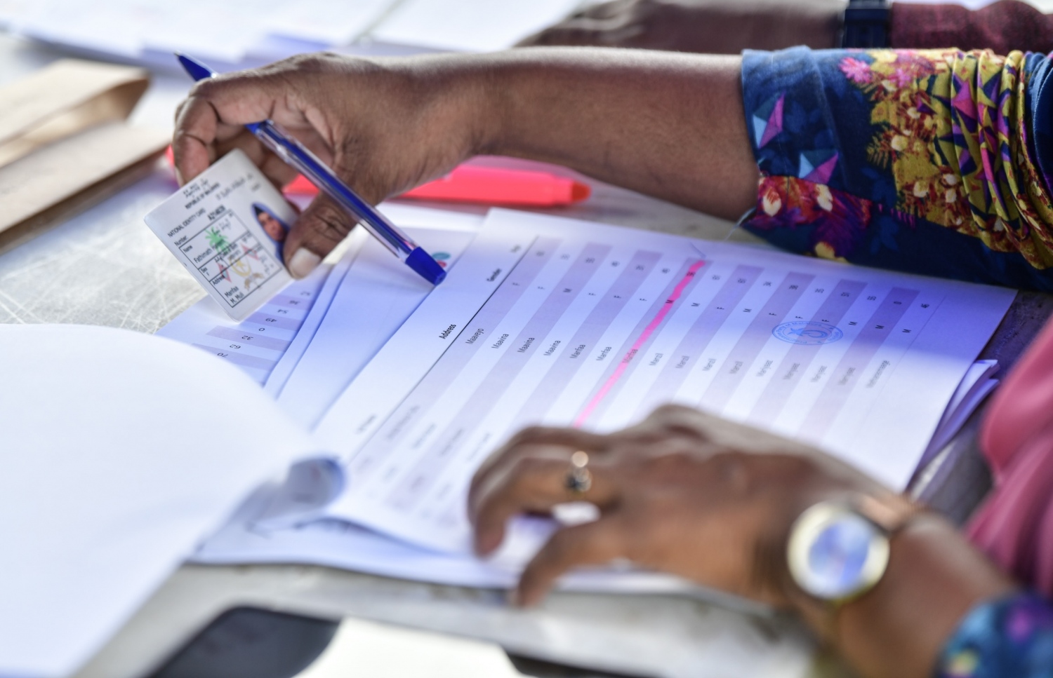 ޕީޕީއެމް/ޕީއެންސީގެ ދާއިރާތަކުގެ އިންތިހާބުގައި މާލޭގެ ވޯޓުލުން ހެންވޭރު ދަނޑުގައި ބާއްވާއިރު، ވޯޓުލާ މީހެއްގެ މައުލޫމާތު، އިންތިހާބީ އޮފިޝަލަކު ސާފުކުރަނީ.--- ފޮޓޯ: ނިޝާން އަލީ | މިހާރު