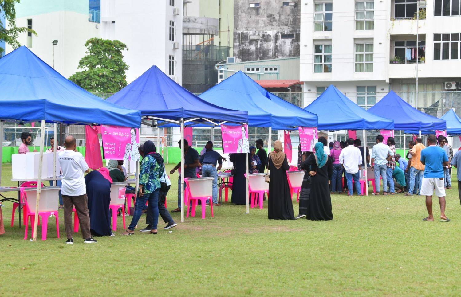 ޕީޕީއެމް/ޕީއެންސީގެ ދާއިރާތަކުގެ އިންތިހާބުގައި މާލޭގެ ވޯޓުލުން ހެންވޭރު ދަނޑުގައި މިއަދު ކުރިއަށް ގެންދަނީ.--- ފޮޓޯ: ނިޝާން އަލީ | މިހާރު