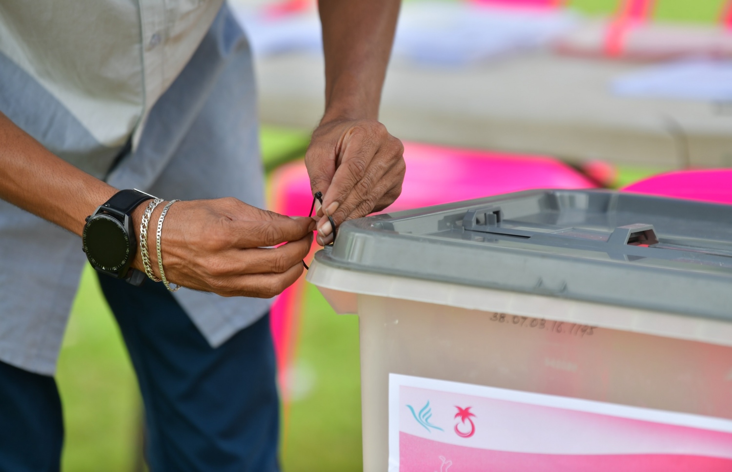 ޕީޕީއެމް/ޕީއެންސީގެ ދާއިރާތަކުގެ އިންތިހާބުގައި މާލޭގެ ވޯޓުލުމުގައި ހަރަކާތްތެރިވާ އިންތިހާބީ އޮފިޝަލަކު ހެންވޭރު ދަނޑުގައި.--- ފޮޓޯ: ނިޝާން އަލީ | މިހާރު