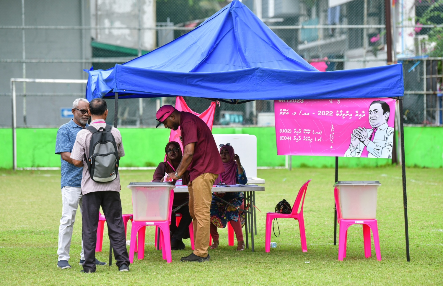 ޕީޕީއެމް/ޕީއެންސީގެ ދާއިރާތަކުގެ އިންތިހާބުގައި މާލޭގެ ވޯޓުލުމުގައި ހަރަކާތްތެރިވާ އިންތިހާބީ އޮފިޝަލުންތަކެއް ޕީއެންސީގެ ރައީސް އަބްދުއްރަހީމް އަބްދުﷲއާ އެކު ހެންވޭރު ދަނޑުގައި.--- ފޮޓޯ: ނިޝާން އަލީ | މިހާރު