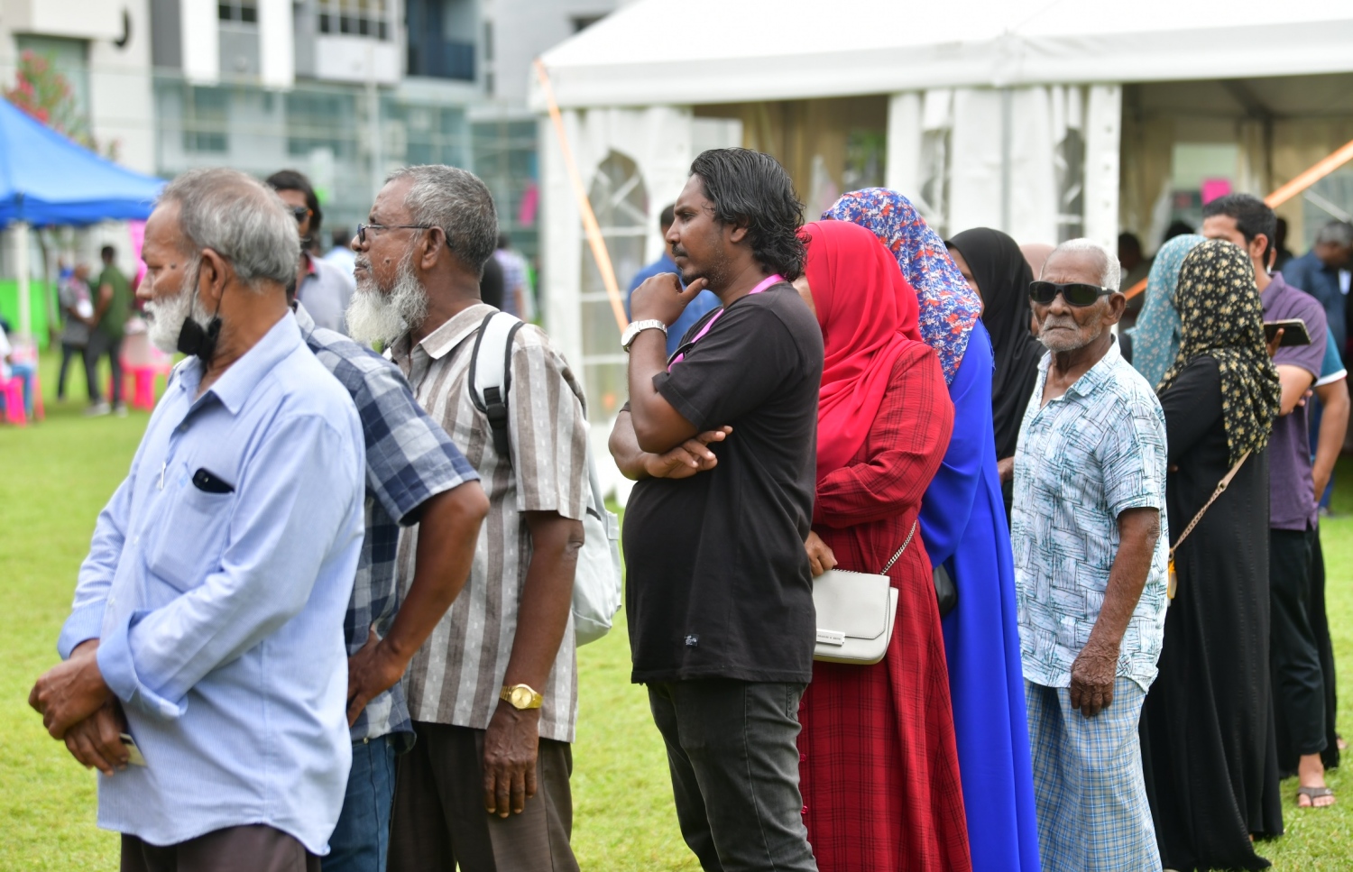 ޕީޕީއެމް/ޕީއެންސީގެ ދާއިރާތަކުގެ އިންތިހާބުގައި މާލޭގައި ވޯޓުލާ ބަޔަކު ހެންވޭރު ދަނޑުގެ ކިއޫގައި މަޑުކޮށްލައިގެން.--- ފޮޓޯ: ނިޝާން އަލީ | މިހާރު