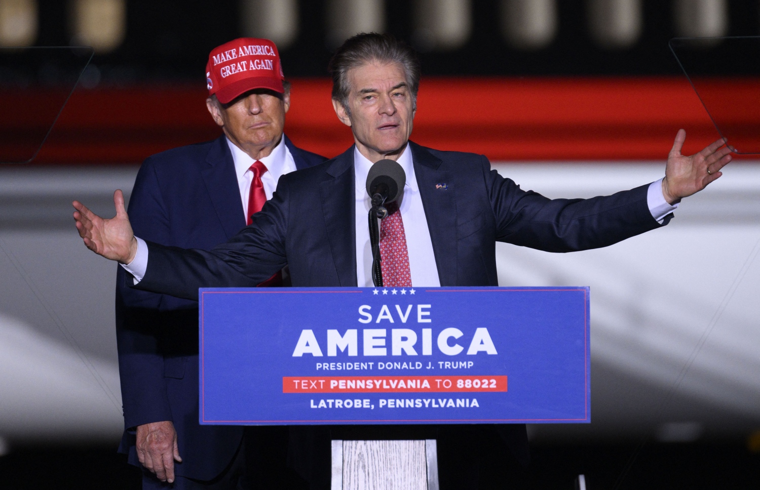 ނޮވެމްބަރު 5، 2022؛ އެމެރިކާގެ ގާނޫނު ހަދާ މަޖިލީހުގެ މަތިގެ، ސެނެޓް އަށް ވާދަ ކުރައްވާ ރިޕަބްލިކަން ޕާޓީގެ ކެންޑިޑޭޓް މުހައްމަދު އޯޒް ވާހަކަ ދައްކަވާއިރު، ކުރީގެ ރައީސް ޑޮނަލްޑް ޓްރަމްޕު (ވ) އޭނާގެ ވާހަކަ އަޑު އައްސަވަނީ. --އޭއެފްޕީ