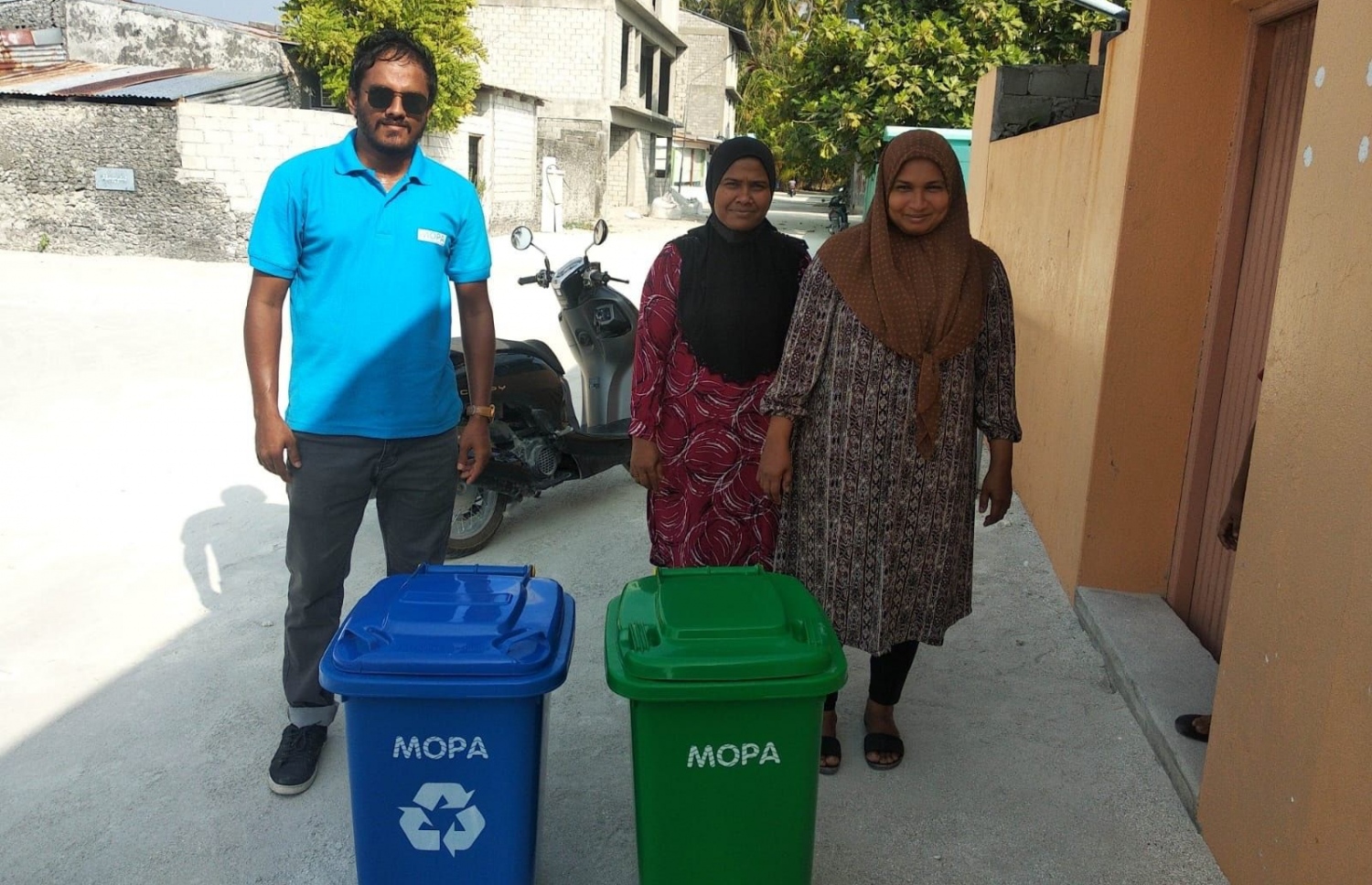 މޯޕާގެ މެންބަރަކު ކުޑަހުވަދޫ ރައްޔިތުންތަކަކާއެކު ފޮޓޯ އަކަށް ހުއްޓިލައިގެން ---ފޮޓޯ: މޯޕާ