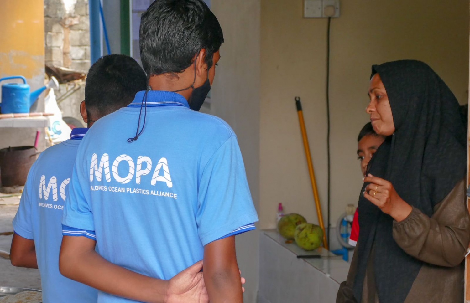 މޯޕާގެ ޓީމުން ކުޑަހުވަދޫގެ ރައްޔިތުންނާ ބައްދަލުކުރަނީ --ފޮޓޯ: މޯޕާ