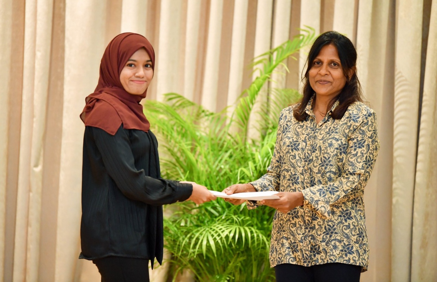 އާސިމާ (ވ) ބައިވެރިވި މެންޓަލް ހެލްތު ވޯކްޝޮޕަކަށް ފަހު ފަސްޓް ލޭޑީ ފަޒްނާ އަހުމަދު (ކ) އޭނާ އަށް ސެޓްފިކެޓް ދެއްވަނީ.